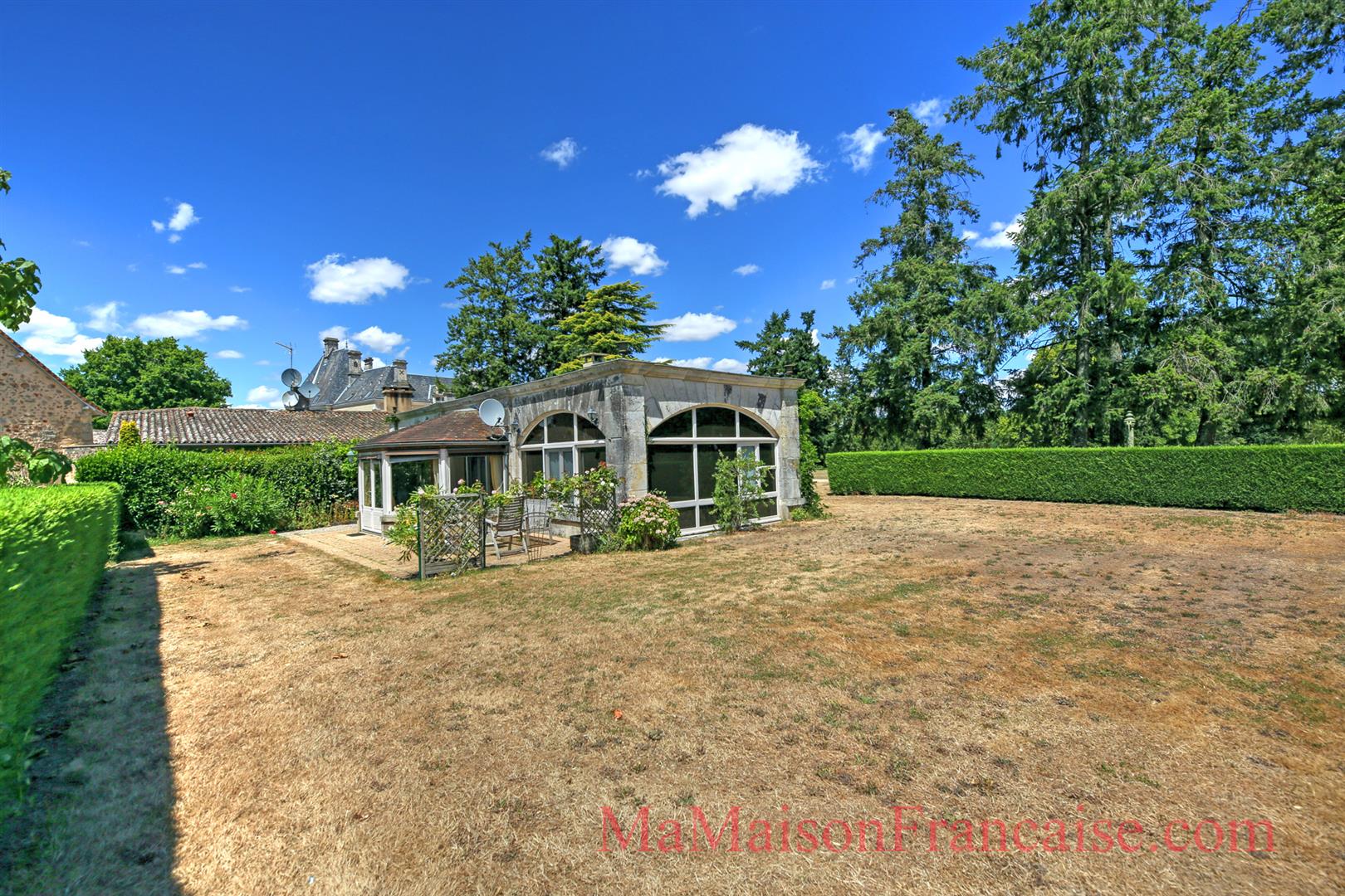 Luxury 2 bed/2 bath orangerie in grounds of a chateau adjacent to 27 hole golf course