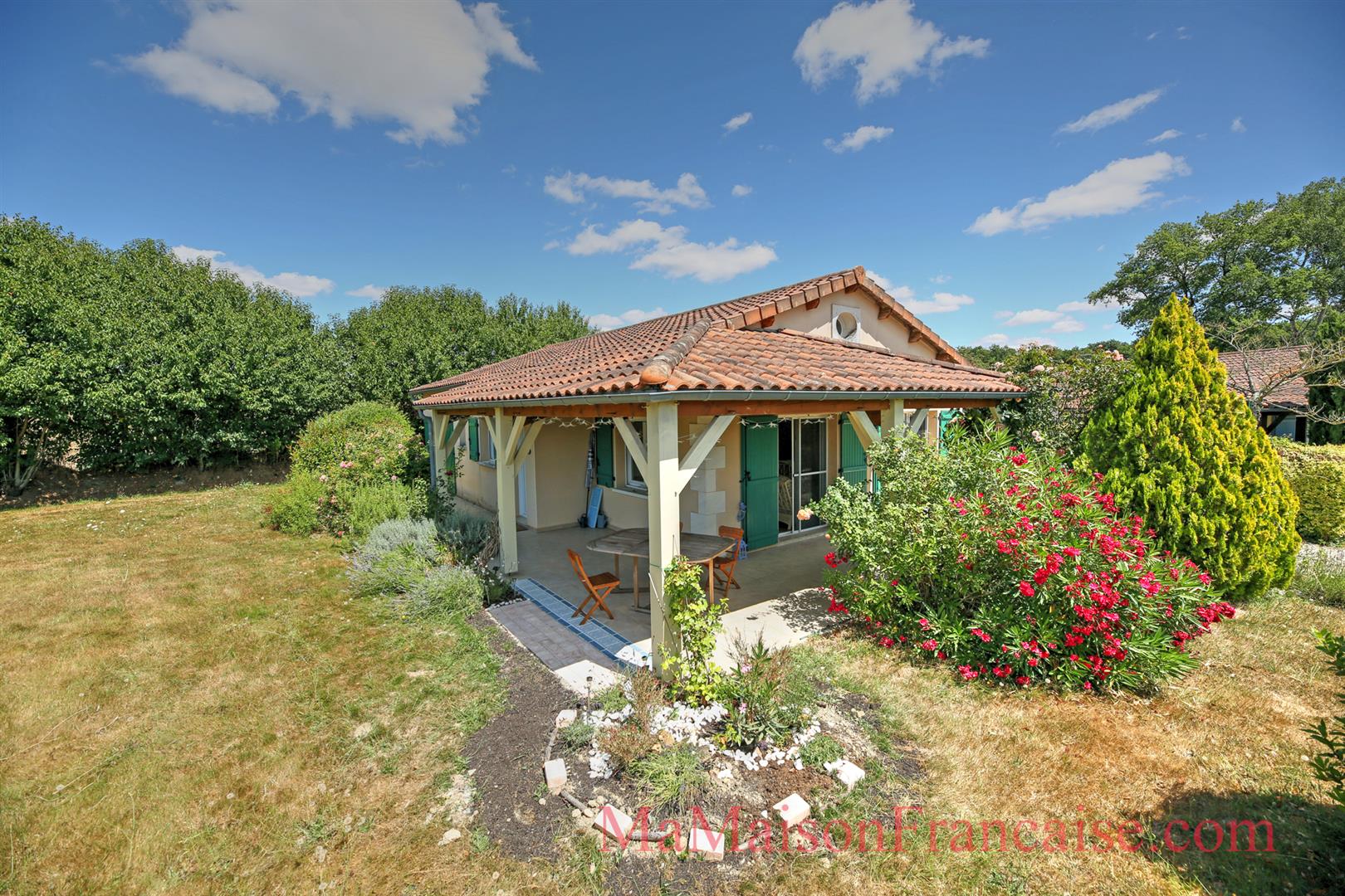 Detached 3 bed/2bath villa near 27 hole golf course, with on site facilities including swimming pool