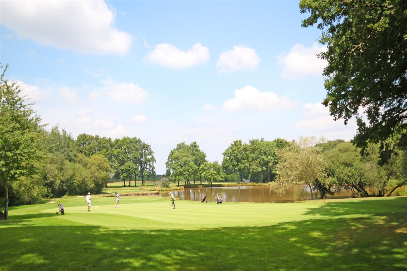 Luxury 2 bed/2 bath orangerie in grounds of a chateau adjacent to 27 hole golf course