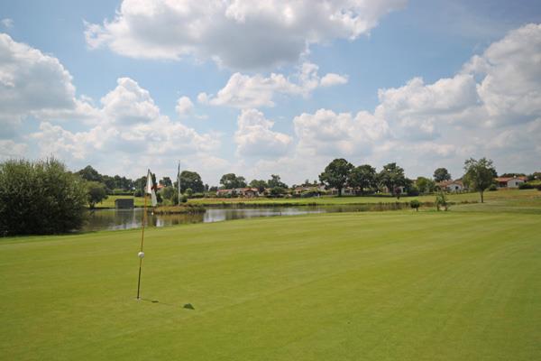 Luxury 2 bed/2 bath orangerie in grounds of a chateau adjacent to 27 hole golf course