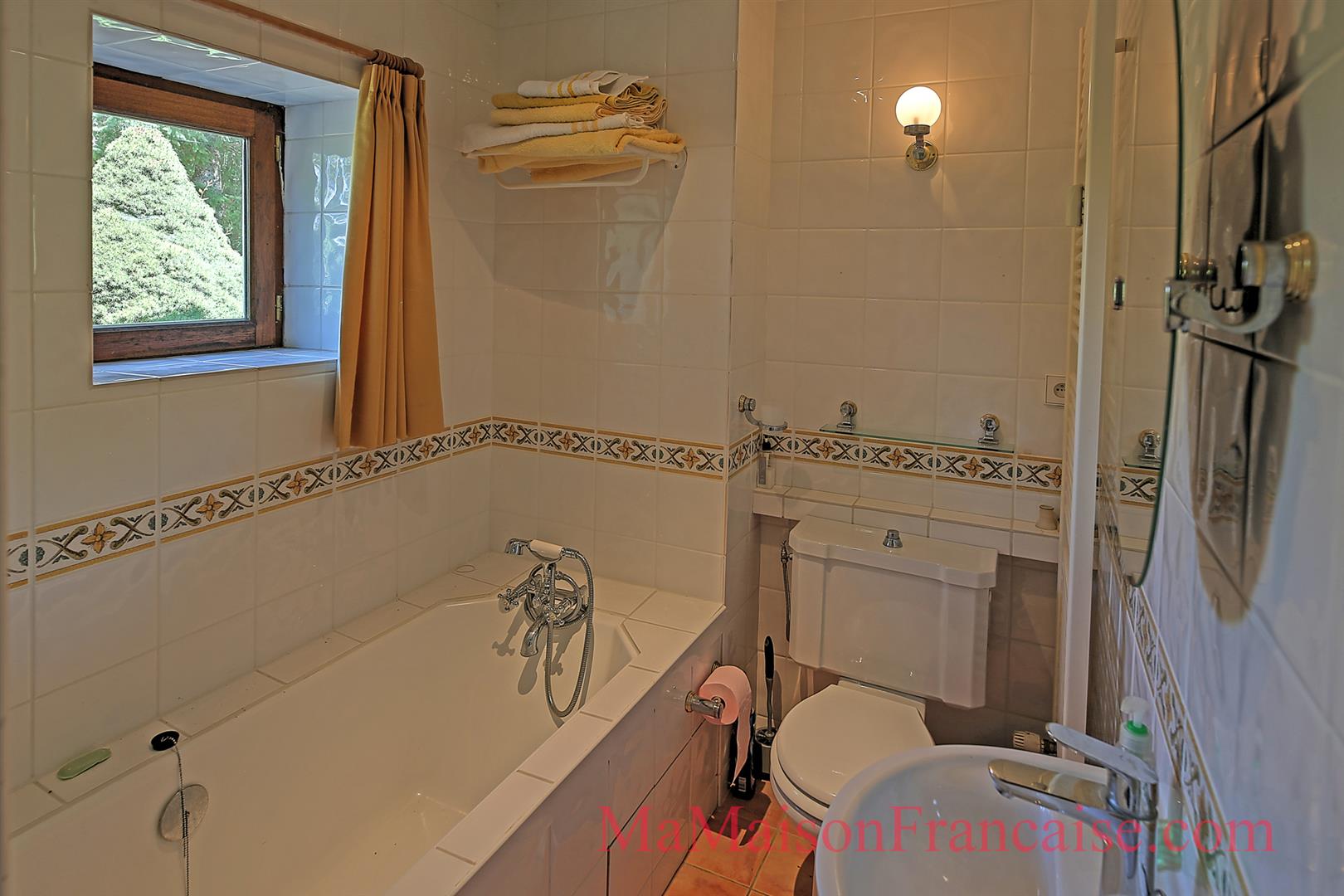 Luxury 2 bed/2 bath orangerie in grounds of a chateau adjacent to 27 hole golf course