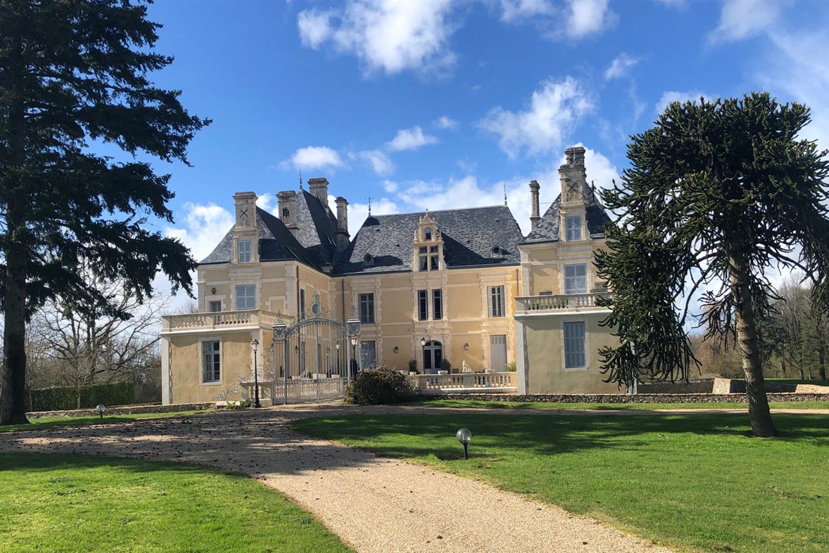 Luxury 2 bed/2 bath orangerie in grounds of a chateau adjacent to 27 hole golf course