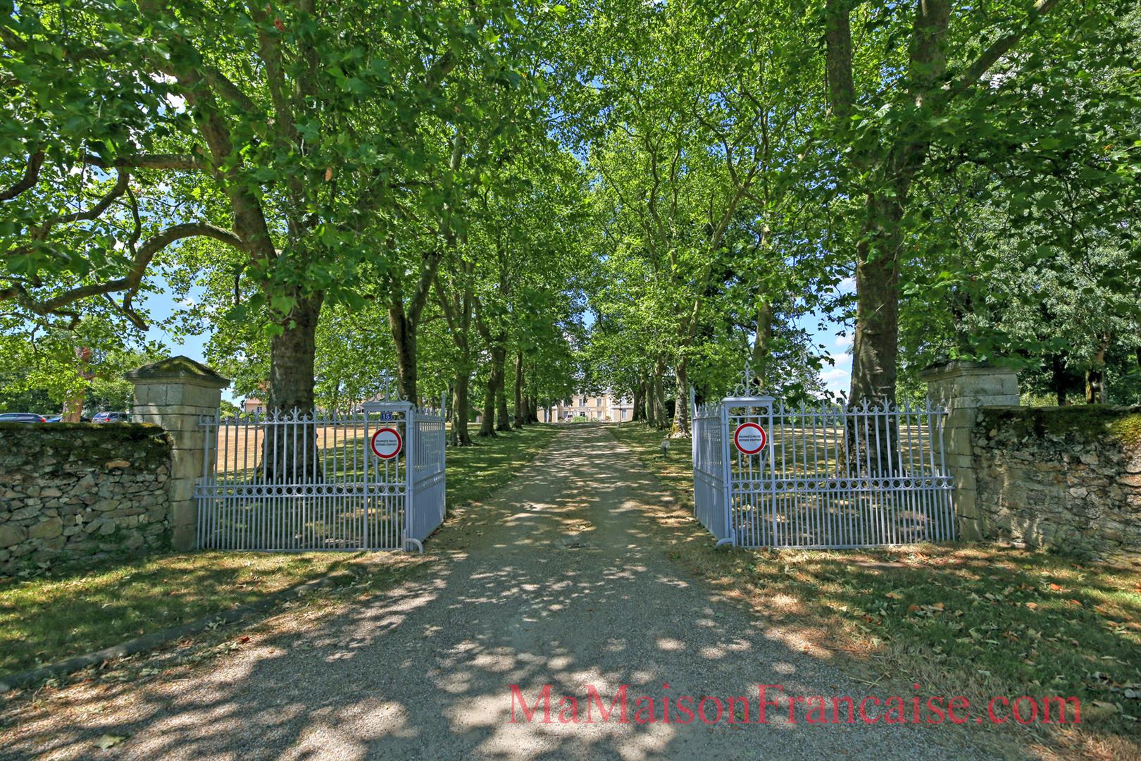 Luxury 2 bed/2 bath orangerie in grounds of a chateau adjacent to 27 hole golf course