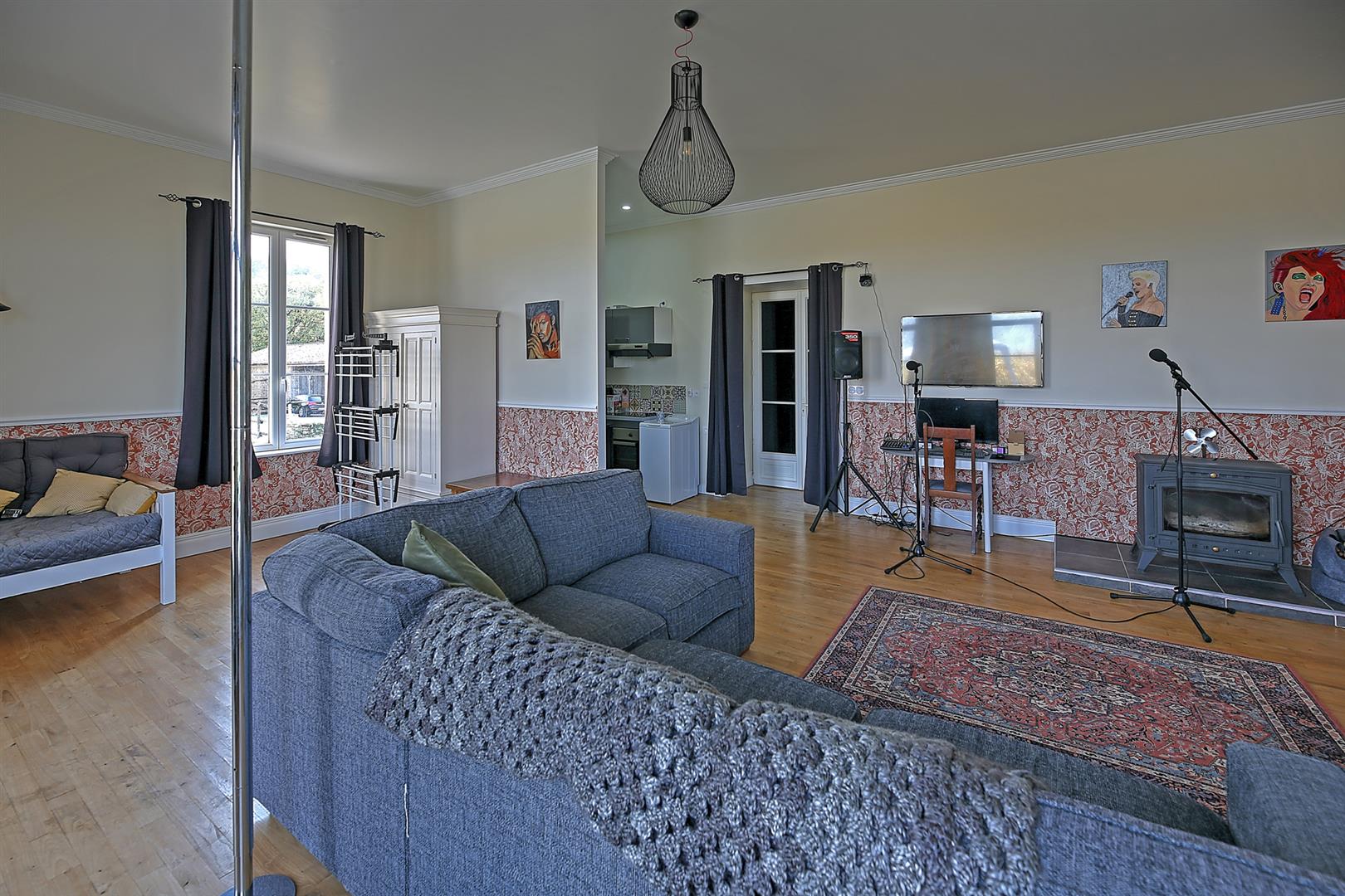 Beautiful Maison de Maître offering 5 beds/5baths, 4 reception rooms, heated pool and 1.3 hectares of land.