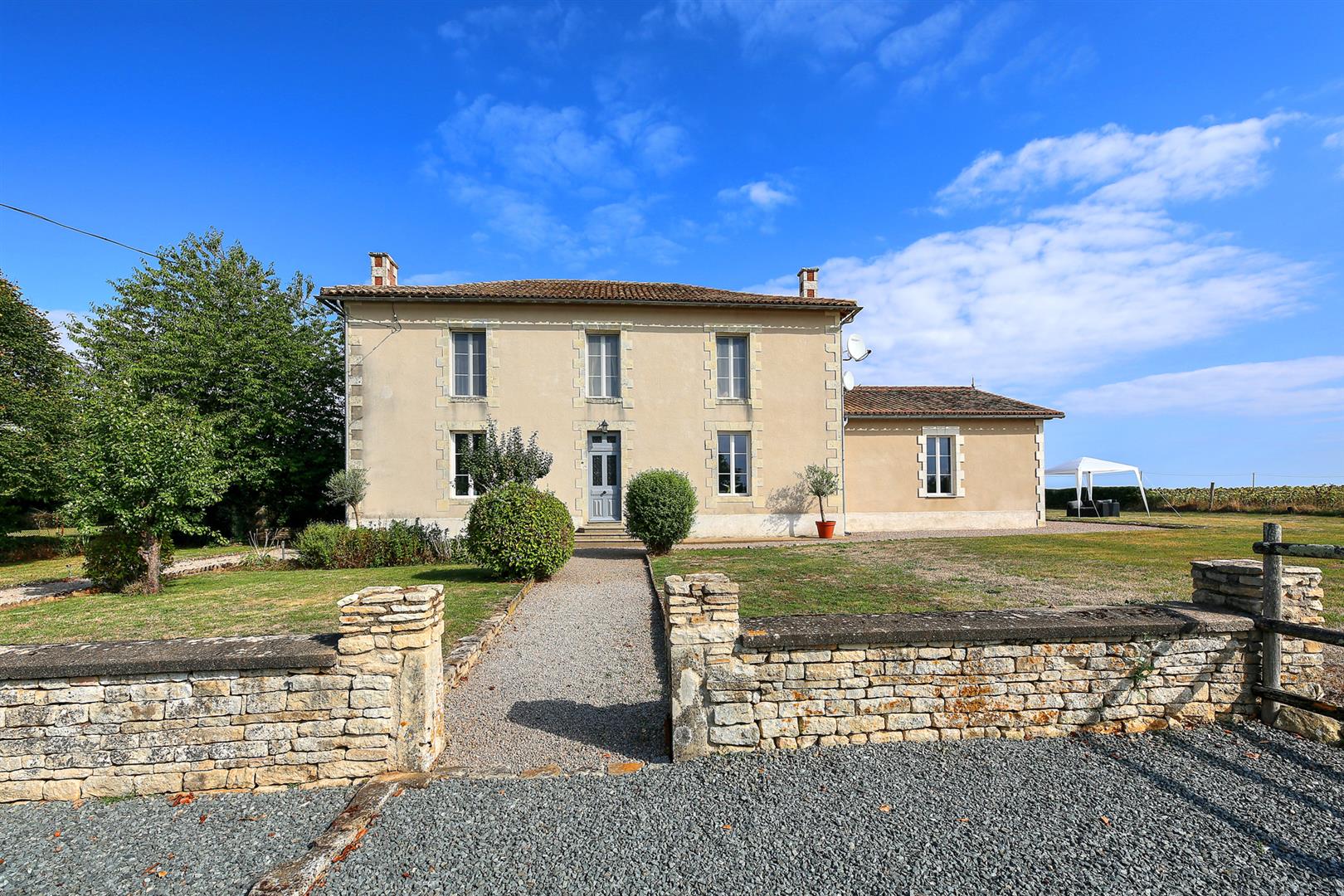 Beautiful Maison de Maître offering 5 beds/5baths, 4 reception rooms, heated pool and 1.3 hectares of land.