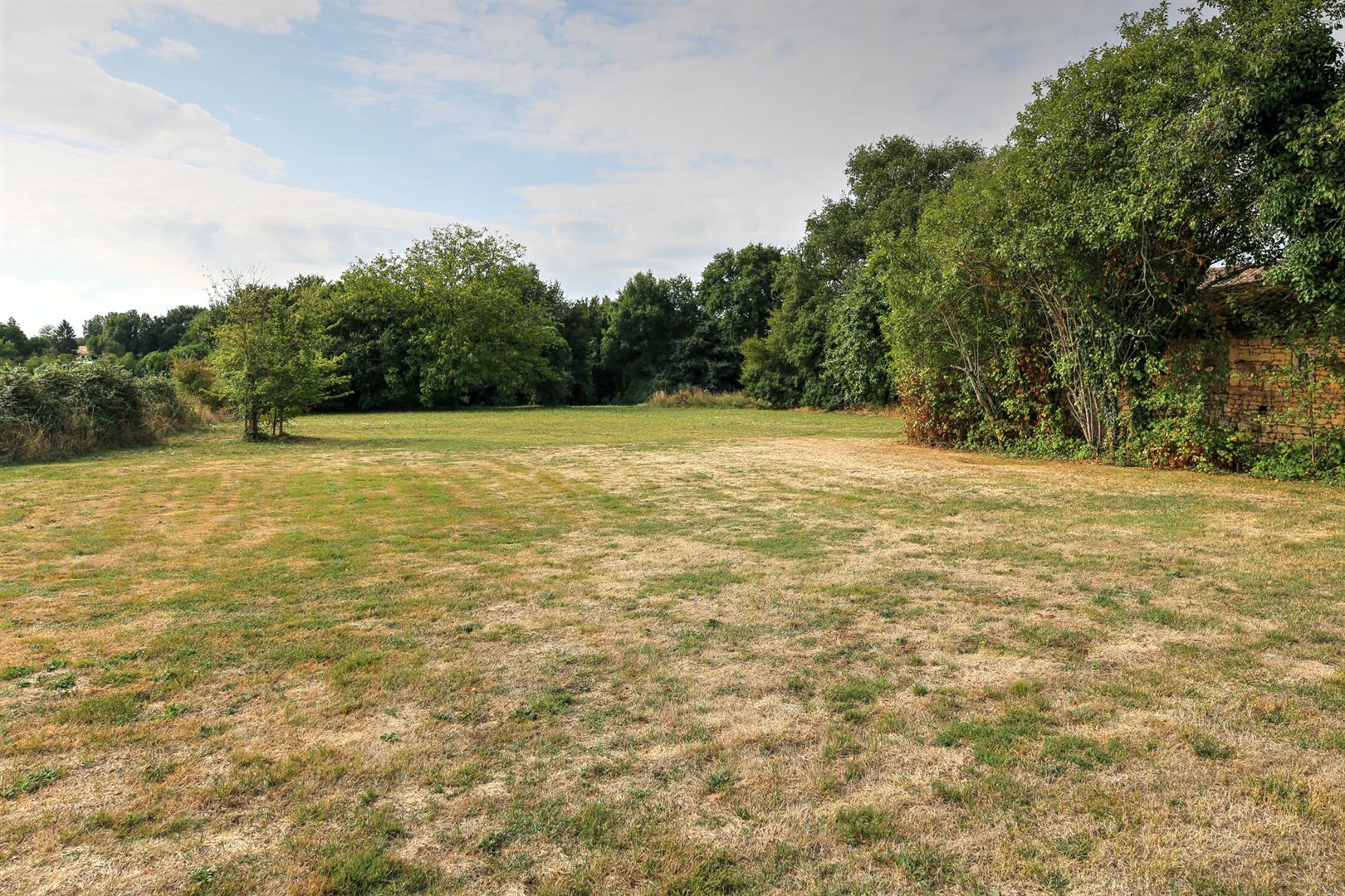 Beautiful Maison de Maître offering 5 beds/5baths, 4 reception rooms, heated pool and 1.3 hectares of land.