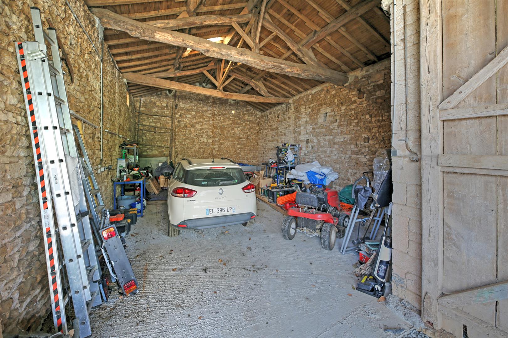 Beautiful Maison de Maître offering 5 beds/5baths, 4 reception rooms, heated pool and 1.3 hectares of land.