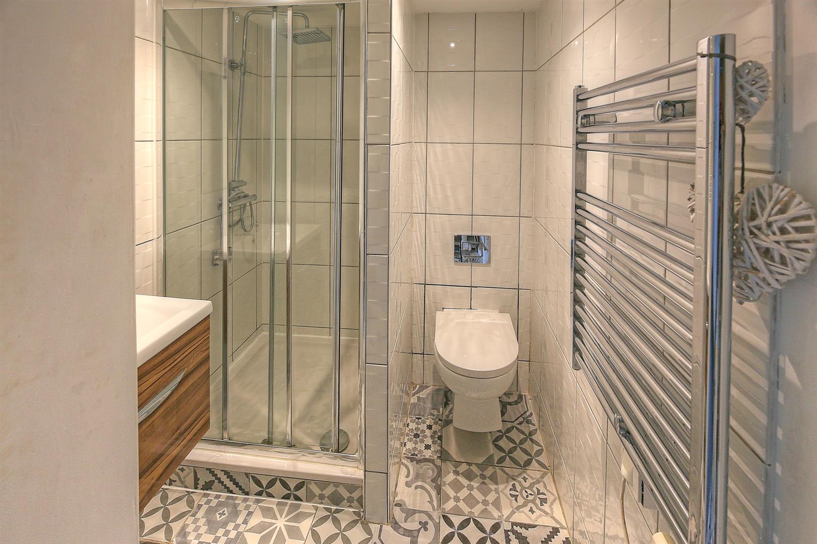 Farmhouse and cottage each with 3 beds/2baths, heated pool and large garden.