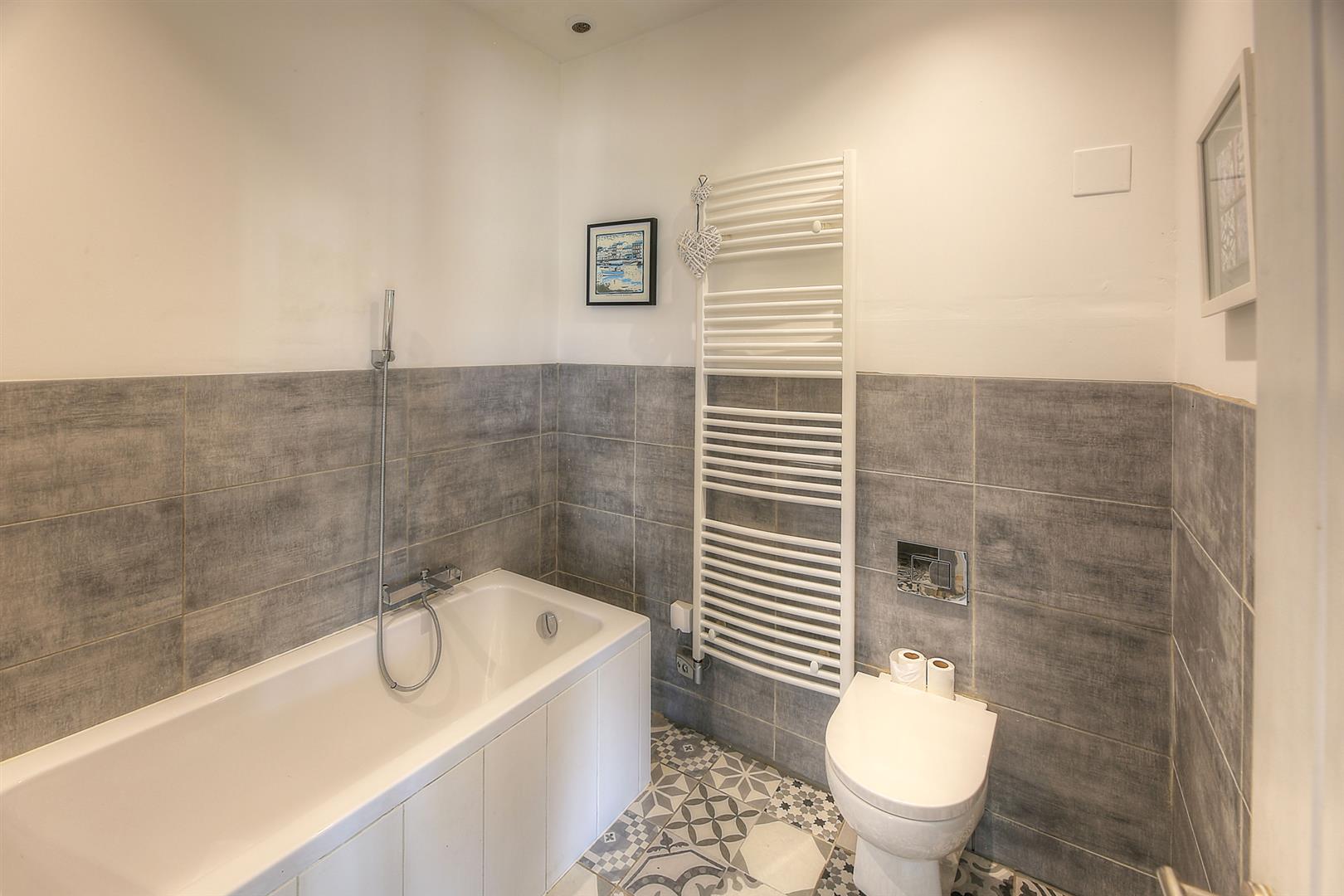 Farmhouse and cottage each with 3 beds/2baths, heated pool and large garden.