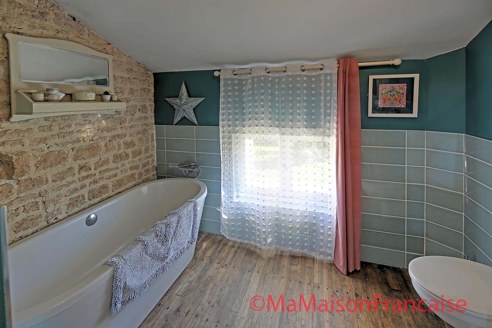 Farmhouse and cottage each with 3 beds/2baths, heated pool and large garden.