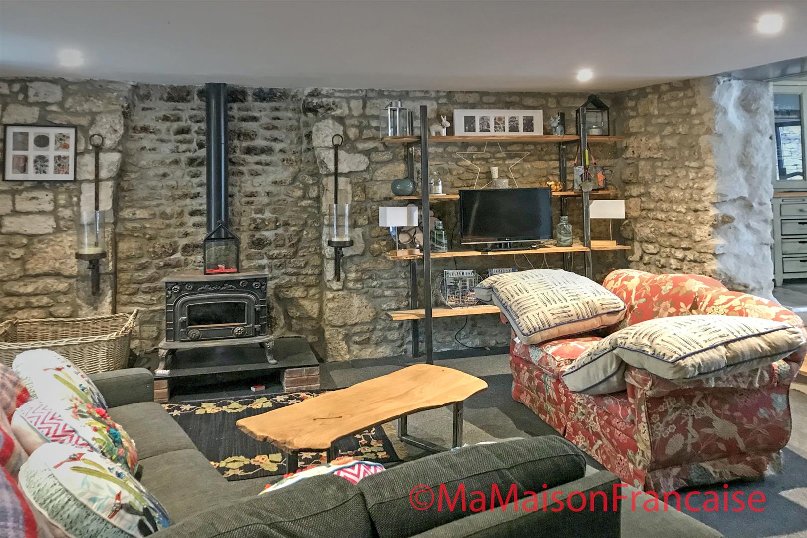 Farmhouse and cottage each with 3 beds/2baths gardens and land of 1 hectare