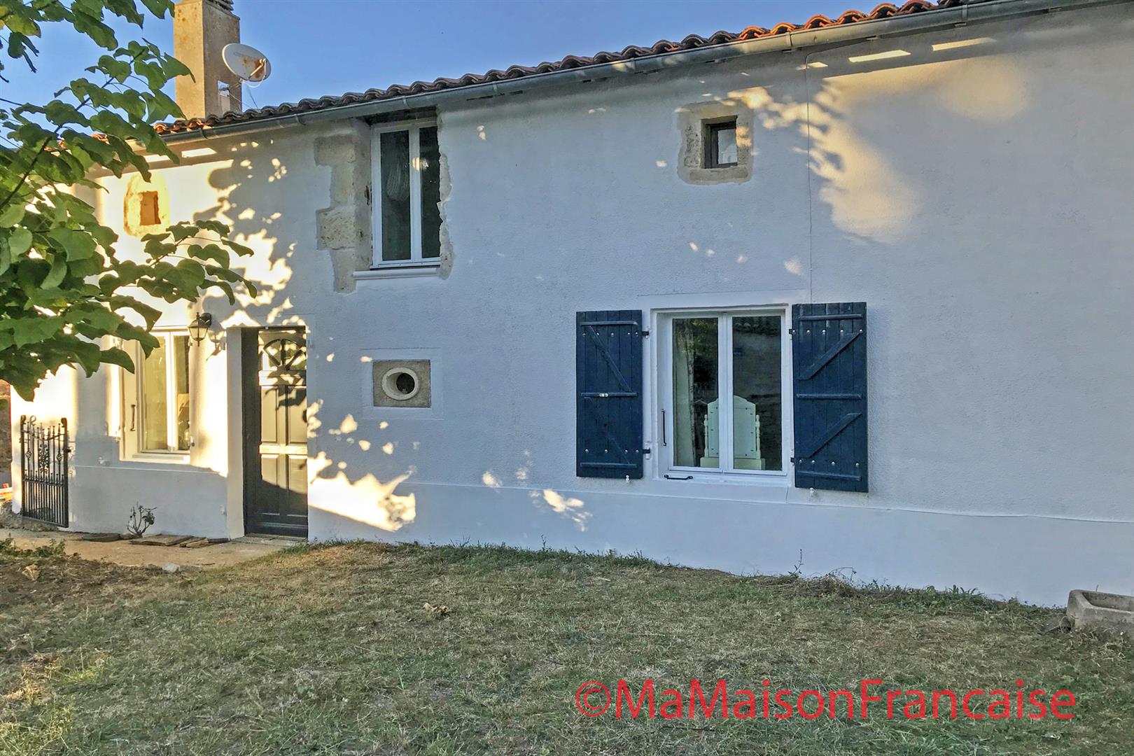 Farmhouse and cottage each with 3 beds/2baths, heated pool and large garden.