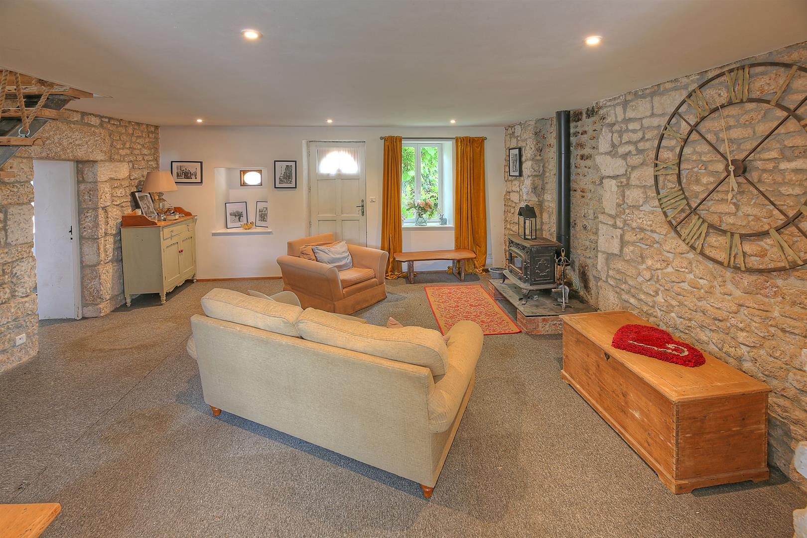 Farmhouse and cottage each with 3 beds/2baths, heated pool and large garden.