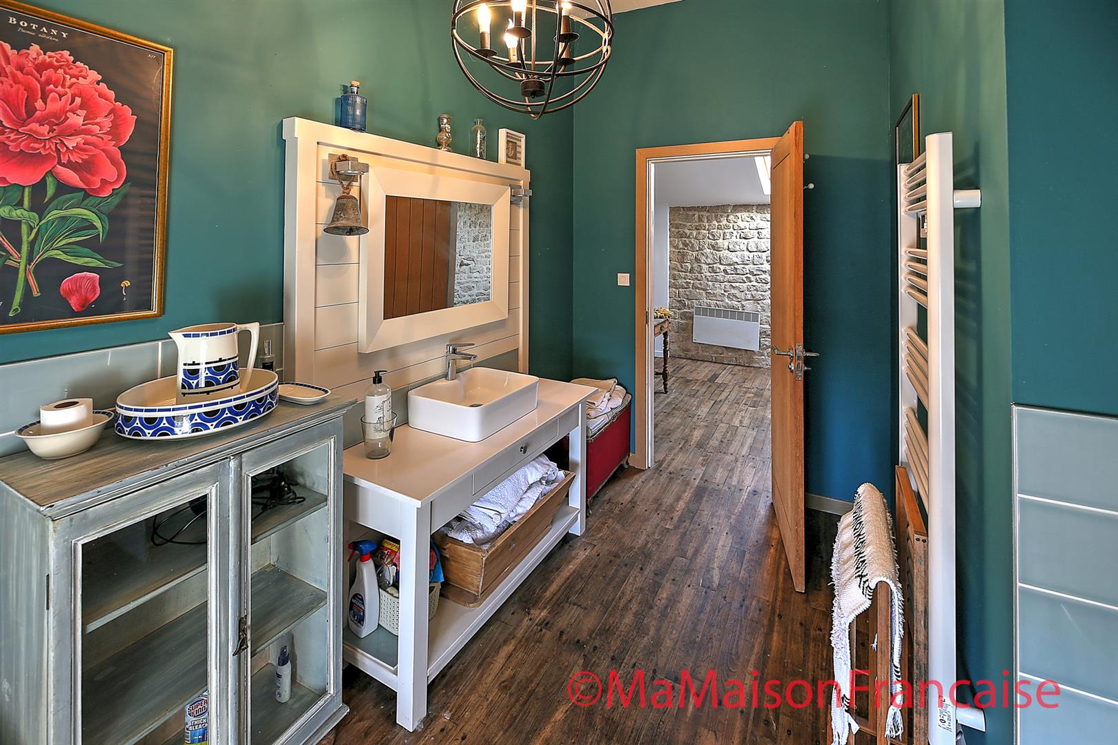 Farmhouse and cottage each with 3 beds/2baths, heated pool and large garden.