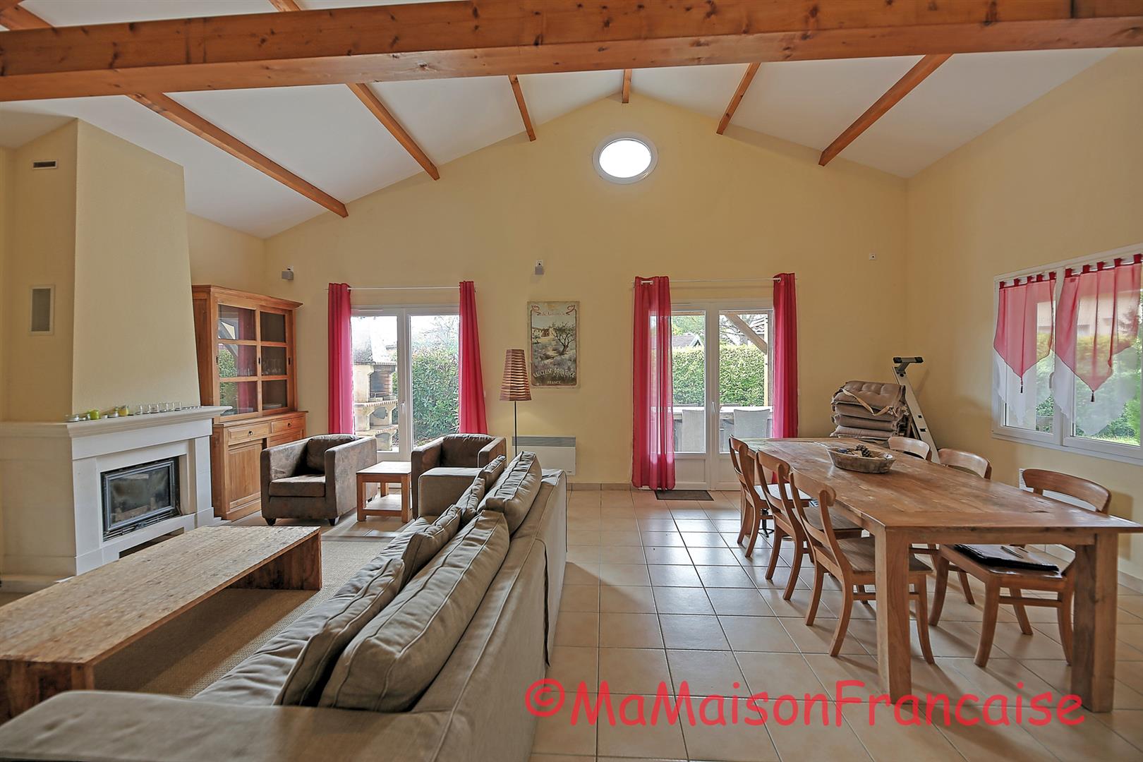 Detached 3 bed/2bath villa near 27 hole golf course, with on site facilities including swimming pool