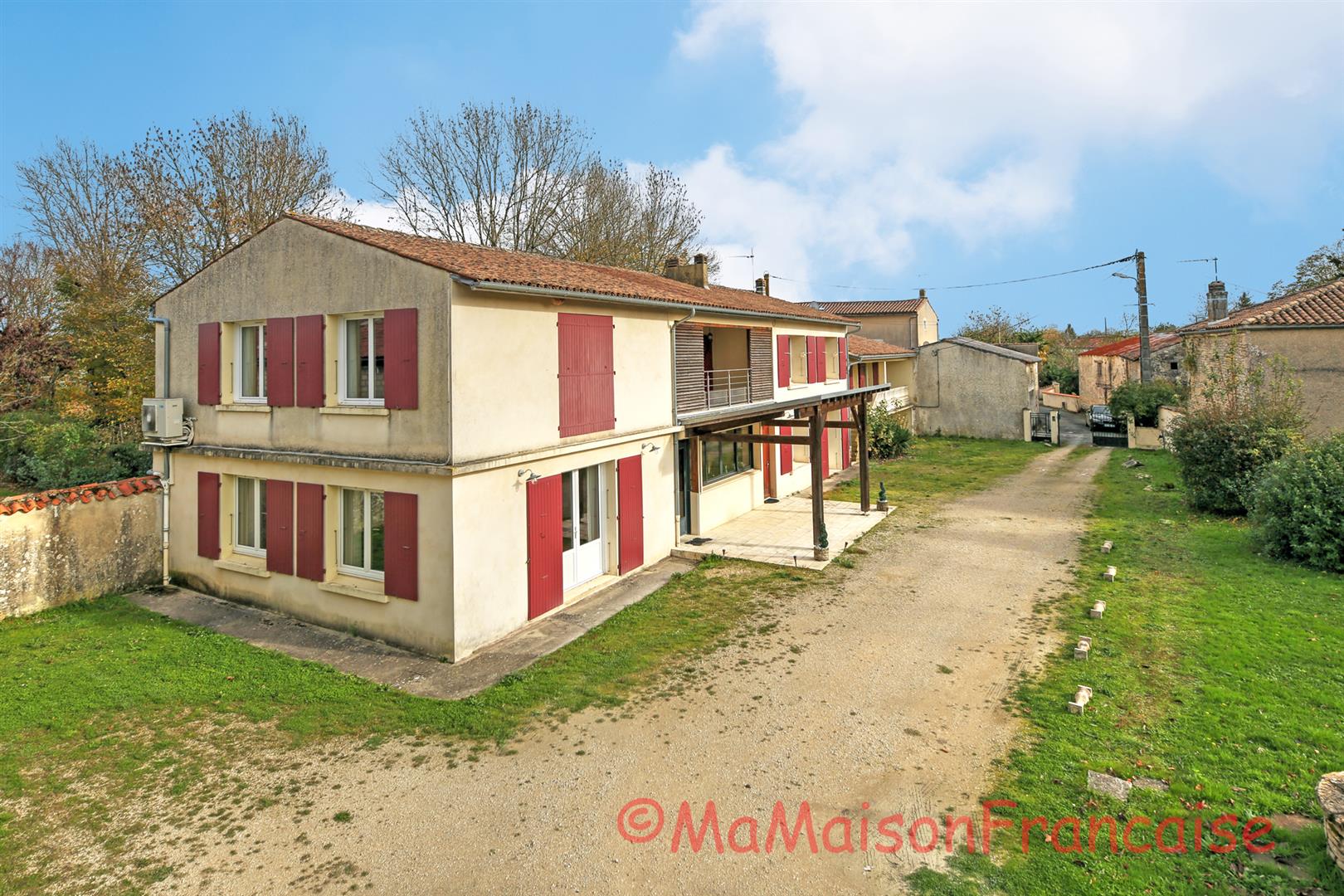 Maison de village, 4 chambres/2 salles de bain avec piscine chauffée et terrain