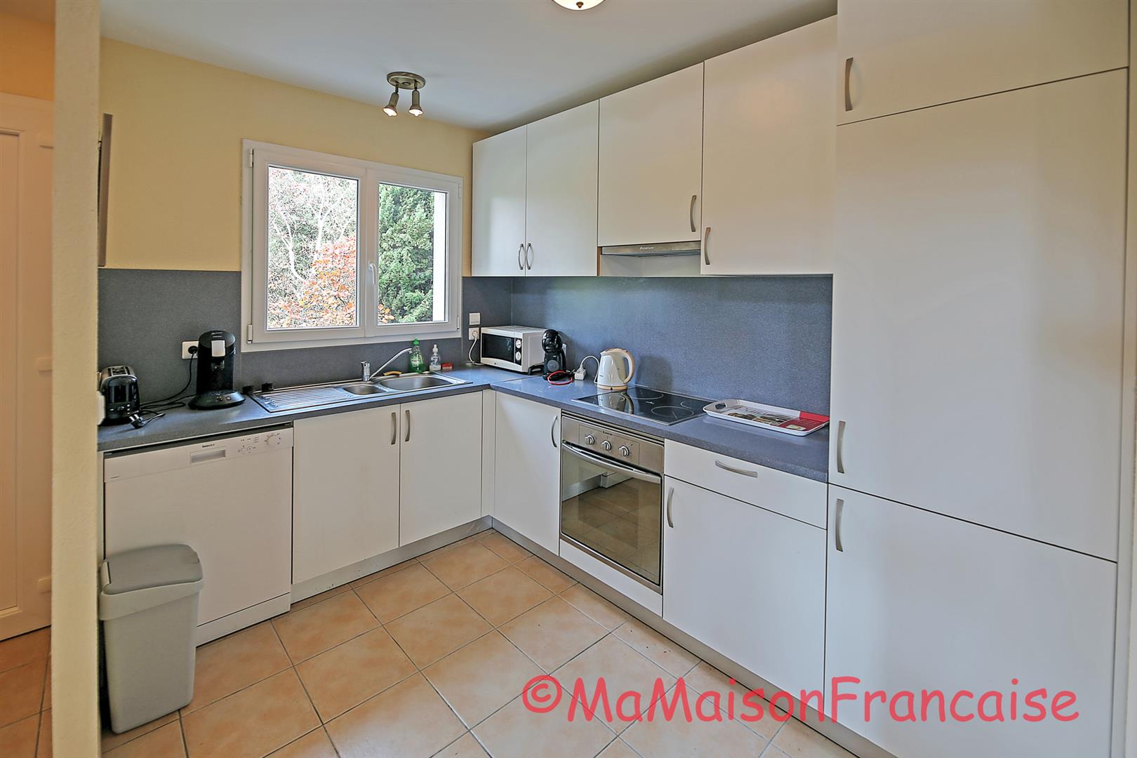 Detached 3 bed/2bath villa near 27 hole golf course, with on site facilities including swimming pool