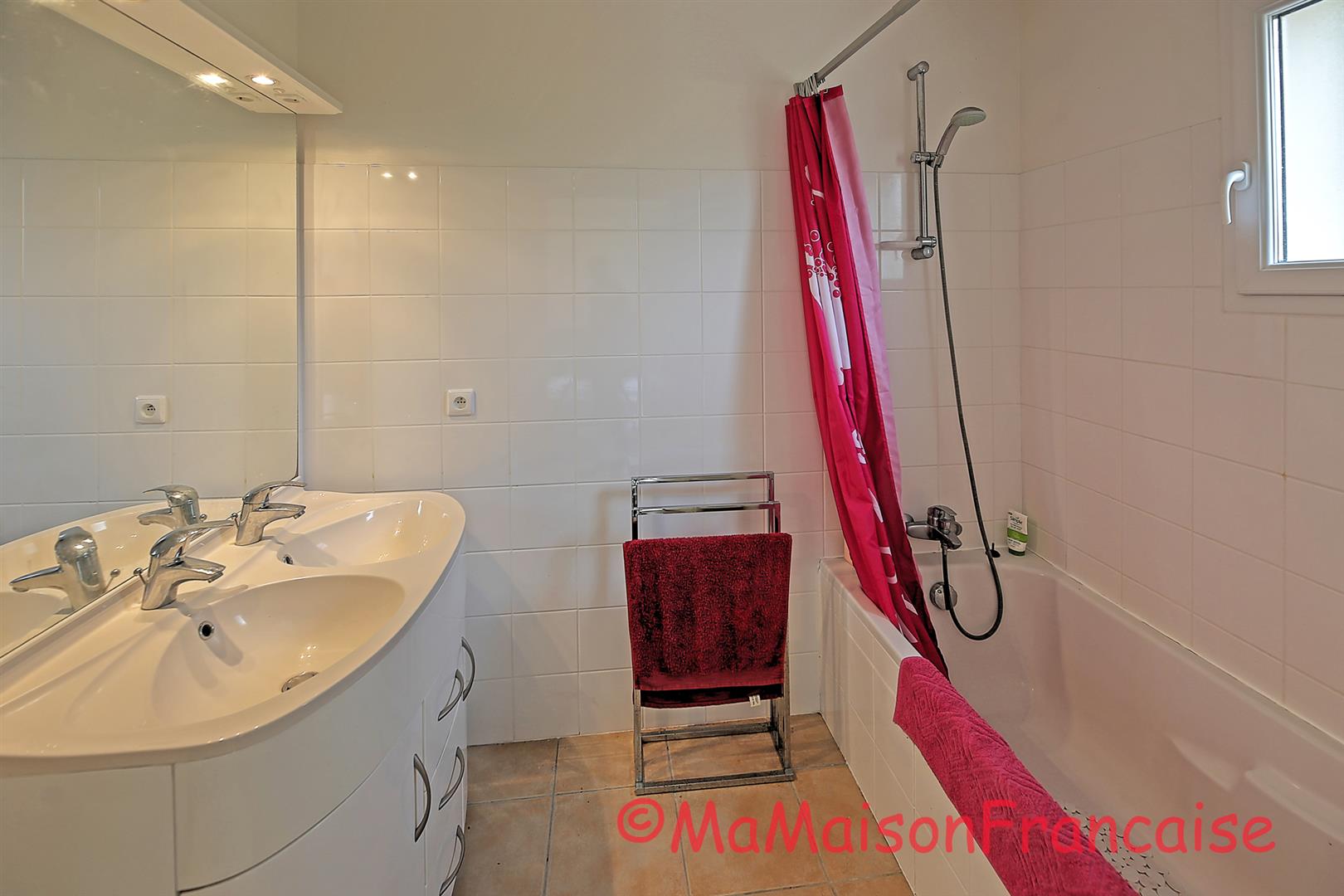 Detached 3 bed/2bath villa near 27 hole golf course, with on site facilities including swimming pool