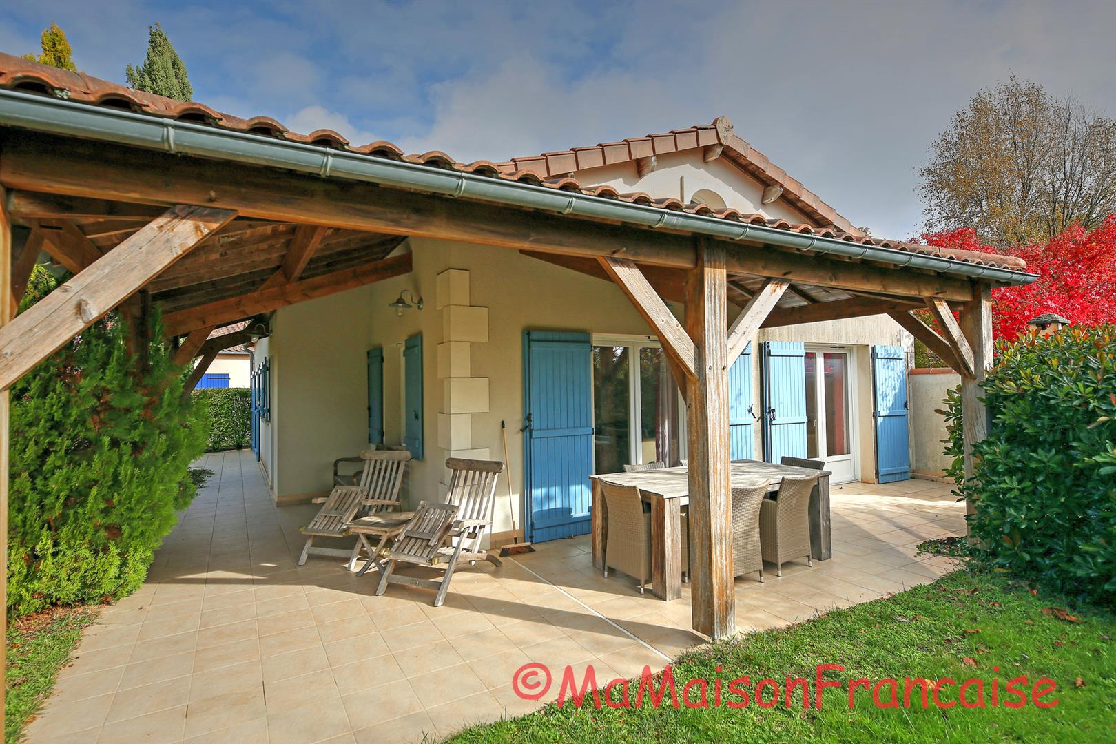 Detached 3 bed/2bath villa near 27 hole golf course, with on site facilities including swimming pool