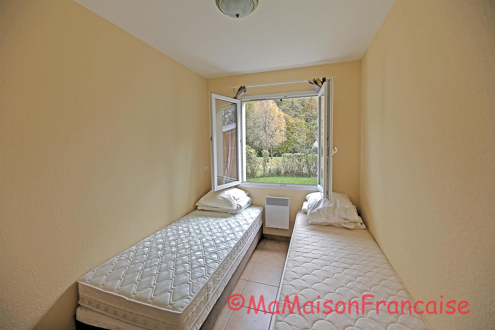 Detached 3 bed/2bath villa near 27 hole golf course, with on site facilities including swimming pool