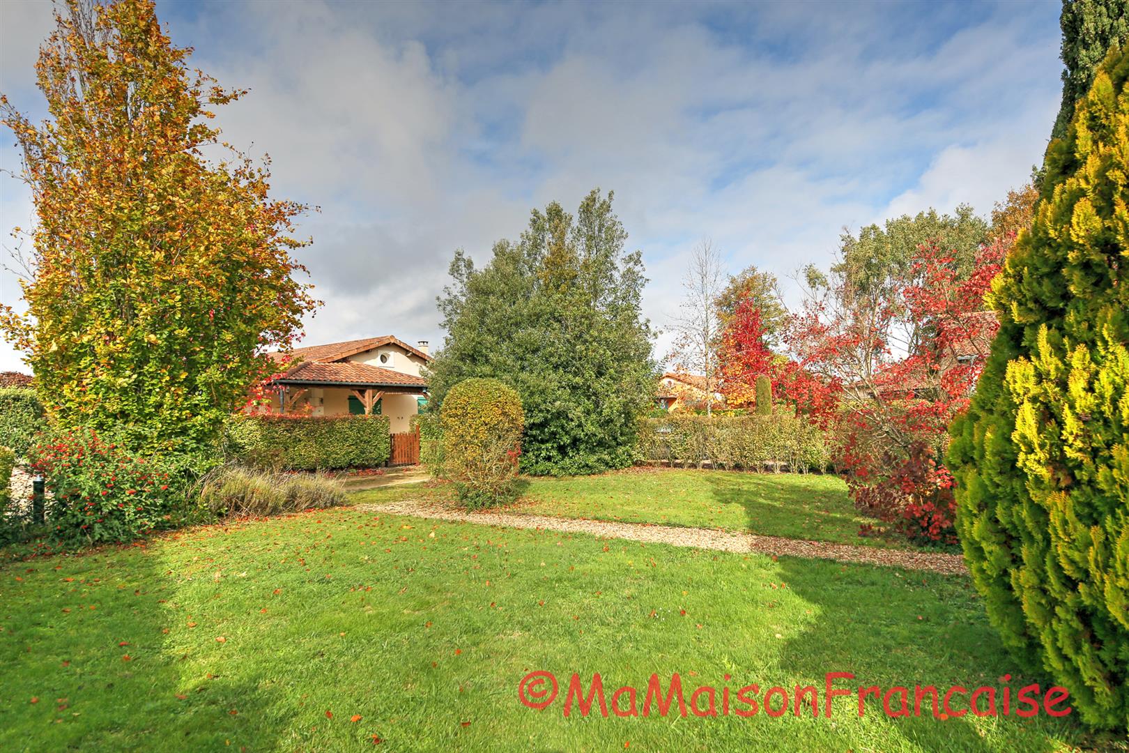 Detached 3 bed/2bath villa near 27 hole golf course, with on site facilities including swimming pool