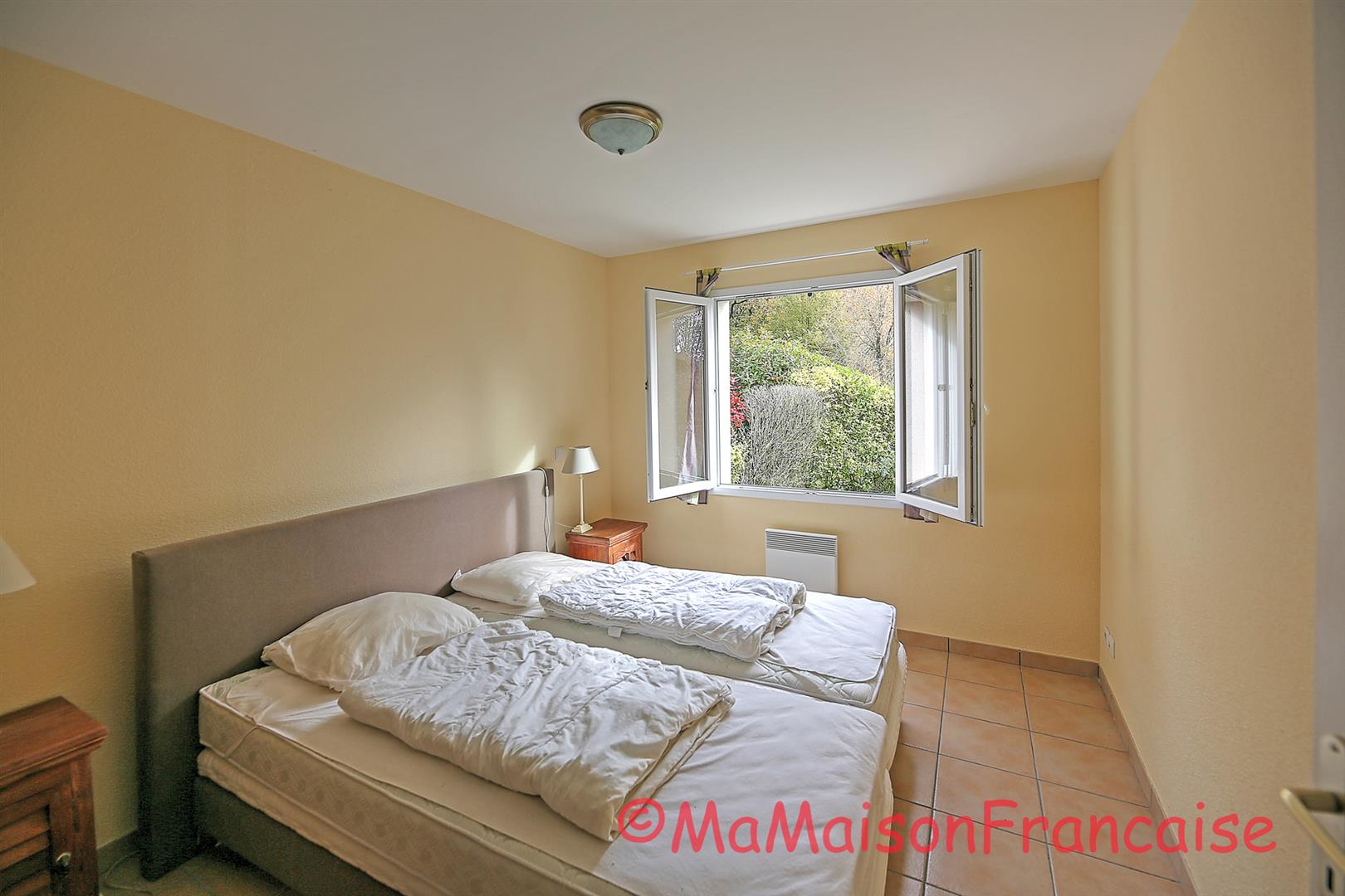 Detached 3 bed/2bath villa near 27 hole golf course, with on site facilities including swimming pool