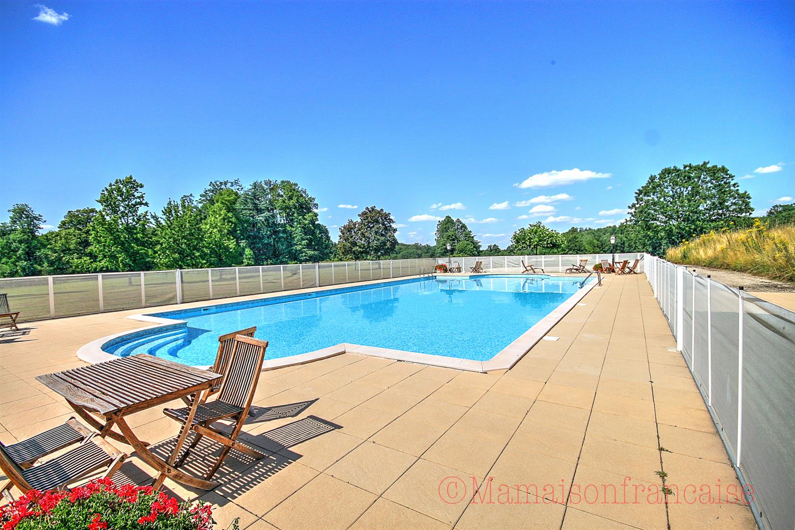 Beautiful 1 bed apartment in château outbuildings, large grounds and pool