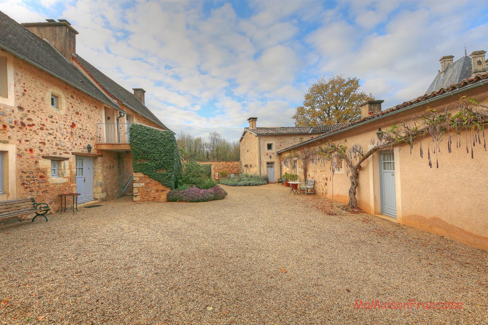 Beautiful 1 bed apartment in château outbuildings, large grounds and pool