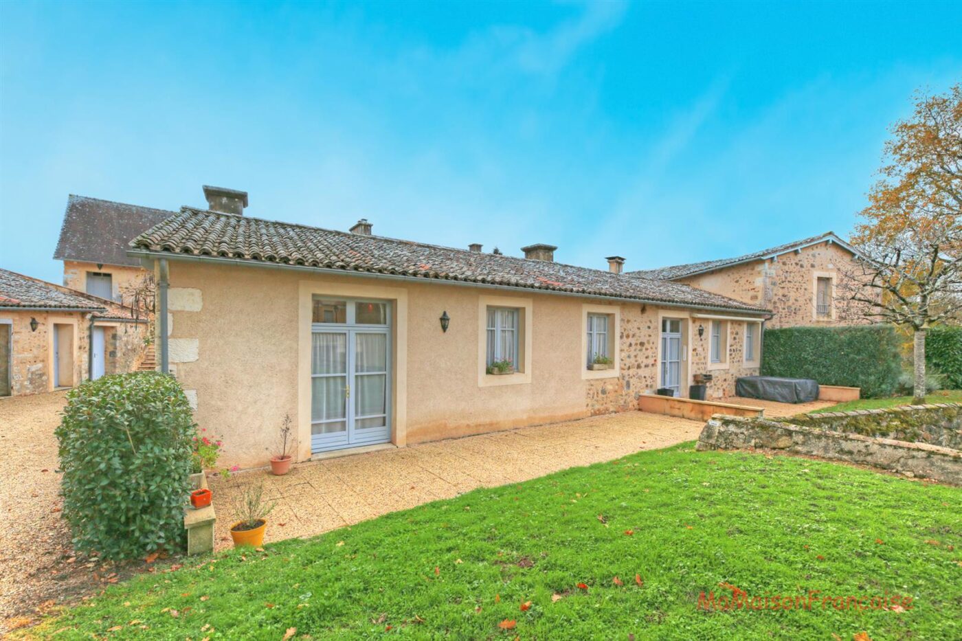 Beautiful 1 bed apartment in château outbuildings, large grounds and pool