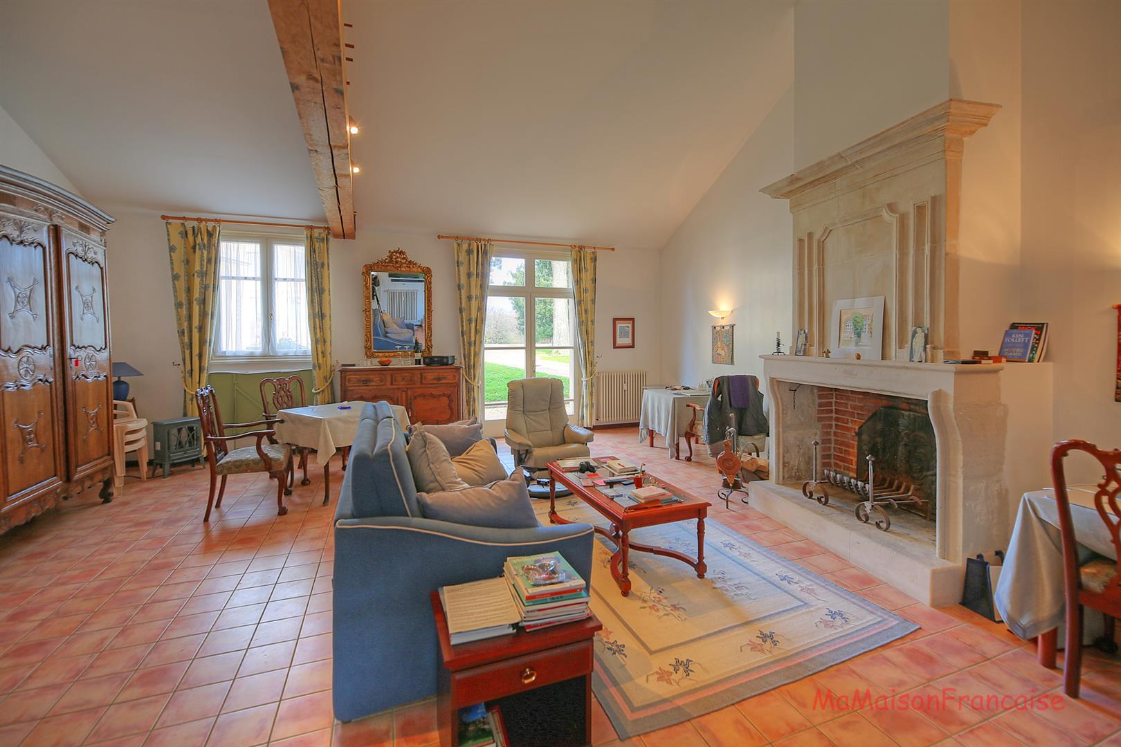 Beautiful 1 bed apartment in château outbuildings, large grounds and pool