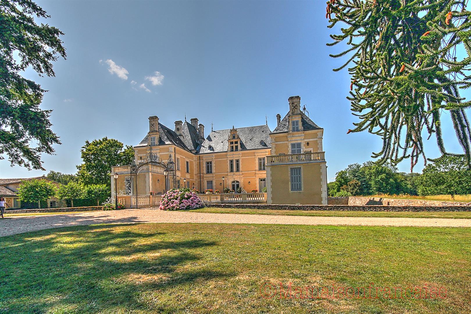 Beautiful 1 bed apartment in château outbuildings, large grounds and pool