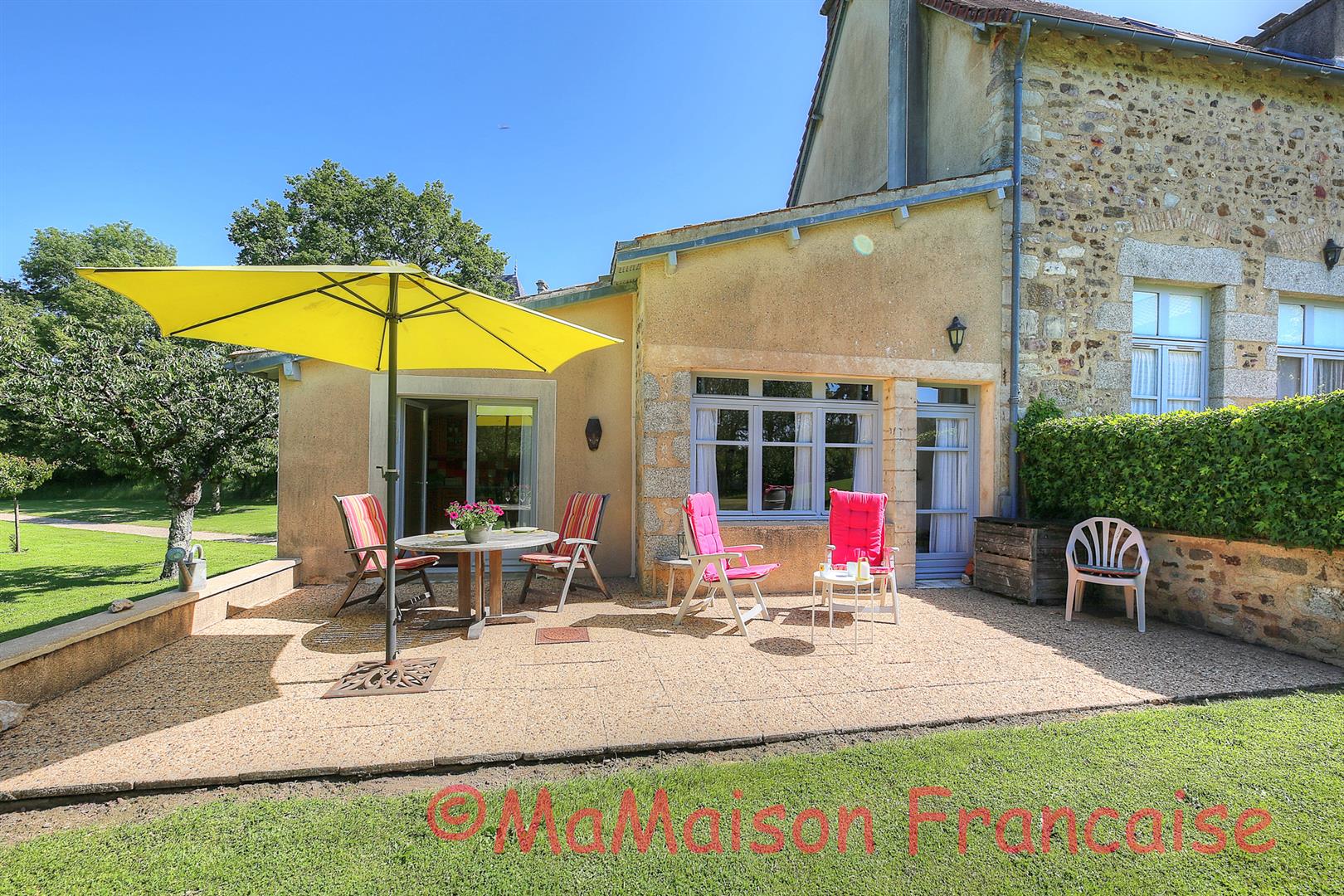 Luxury 1 bedroom apartment in grounds of chateau with pool adjacent to 27 hole golf course