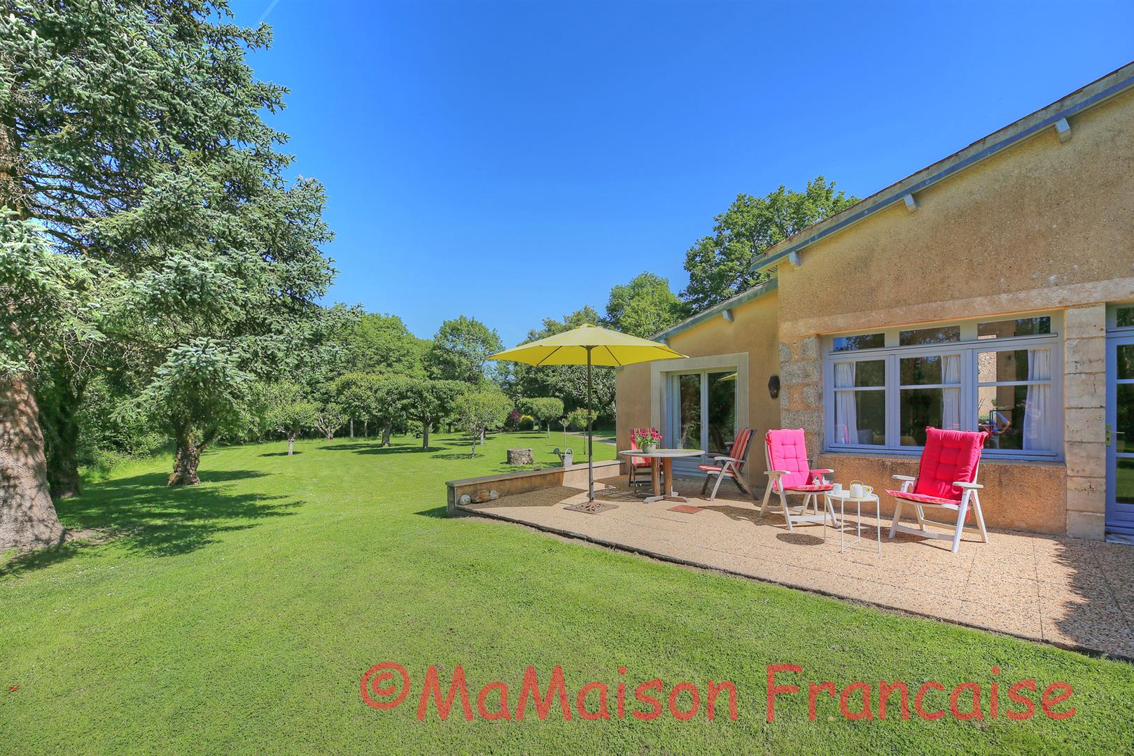 Luxury 1 bedroom apartment in grounds of chateau with pool adjacent to 27 hole golf course