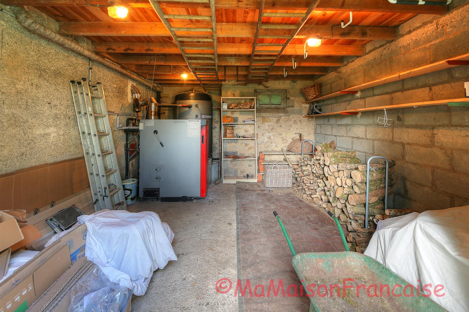 Maison de Maître in large gardens, natural swimming pool & solar panels