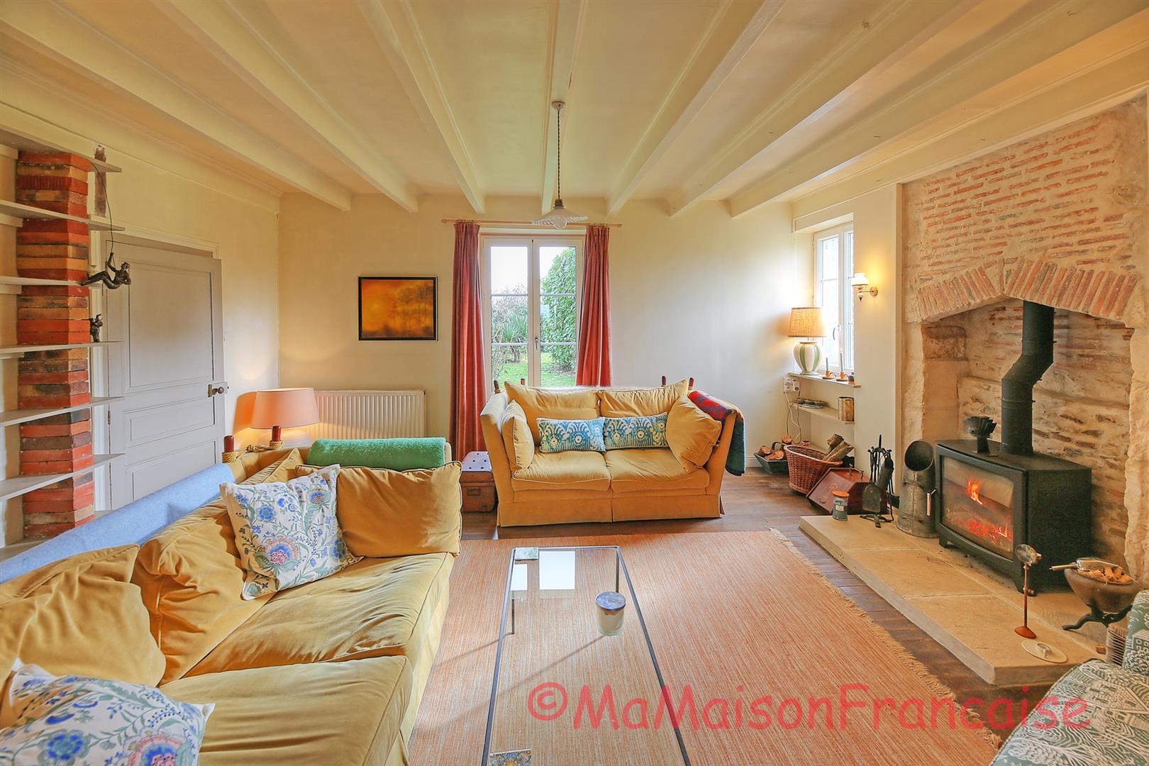 Maison de Maître in large gardens, natural swimming pool & solar panels