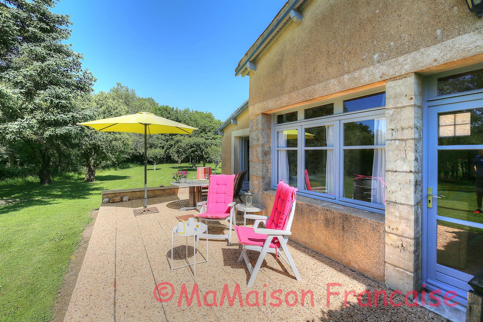 Luxury 1 bedroom apartment in grounds of chateau with pool adjacent to 27 hole golf course