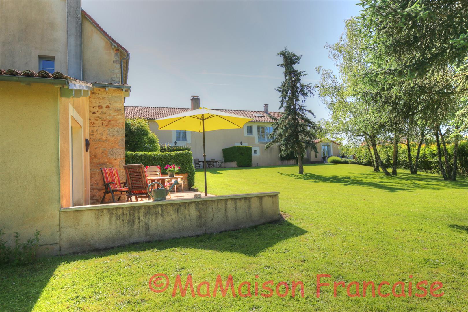 Luxury 1 bedroom apartment in grounds of chateau with pool adjacent to 27 hole golf course