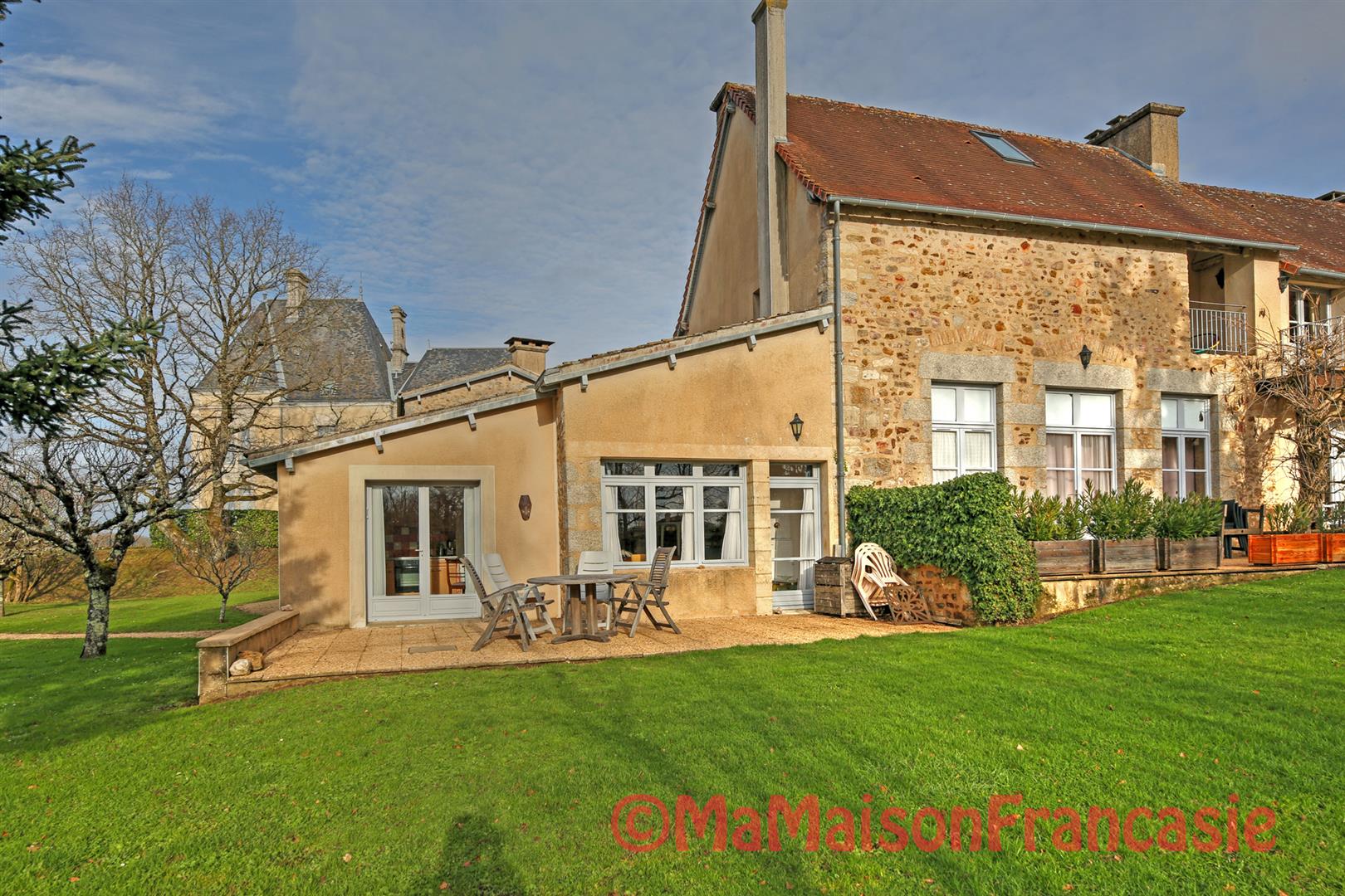 Luxury 1 bedroom apartment in grounds of chateau with pool adjacent to 27 hole golf course