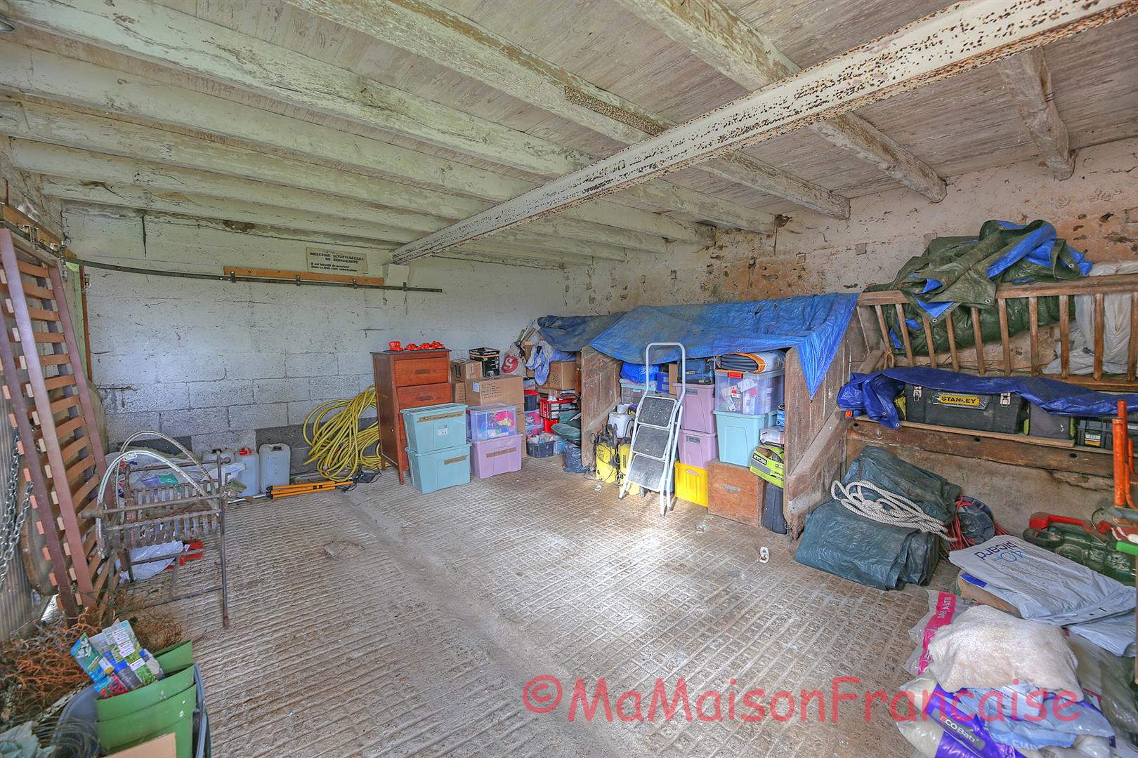 Maison de Maître in large gardens, natural swimming pool & solar panels