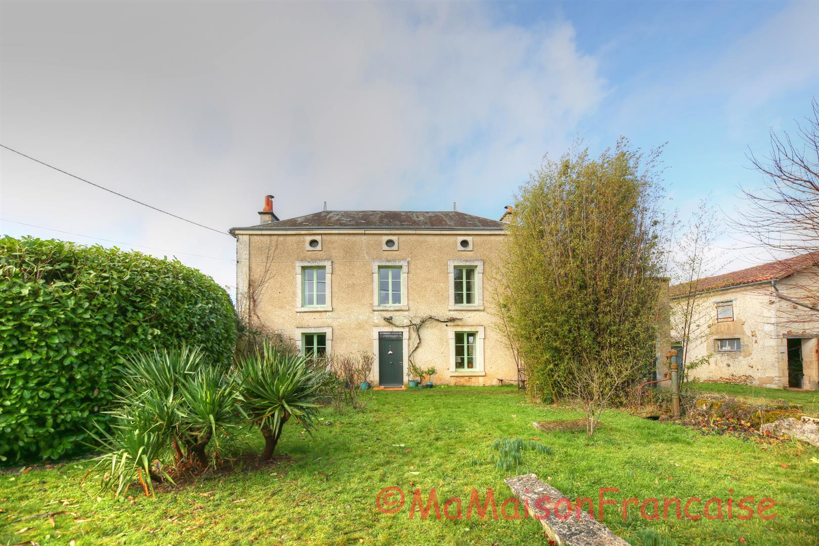 Maison de Maître in large gardens, natural swimming pool & solar panels