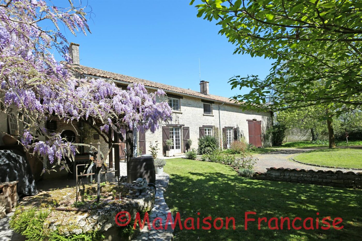 Lovely 4/5 bed stone house with barns and pool in a  village with bar