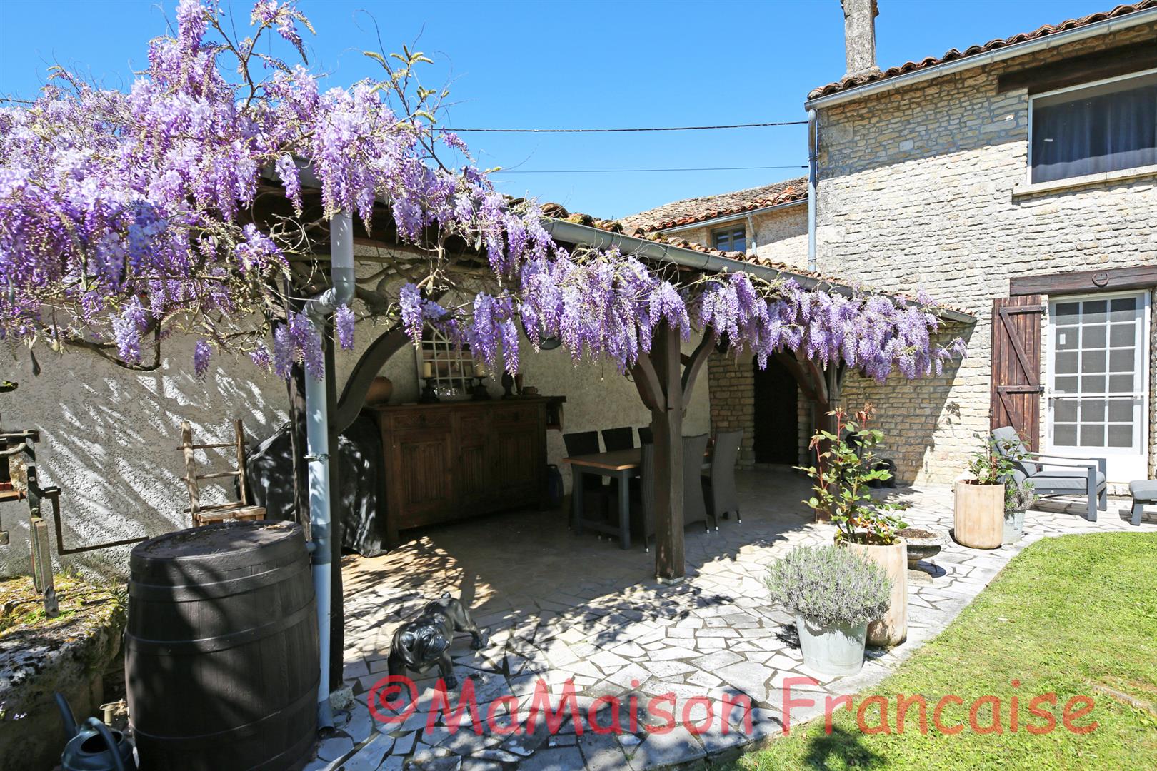 Lovely 4/5 bed stone house with barns and pool in a  village with bar