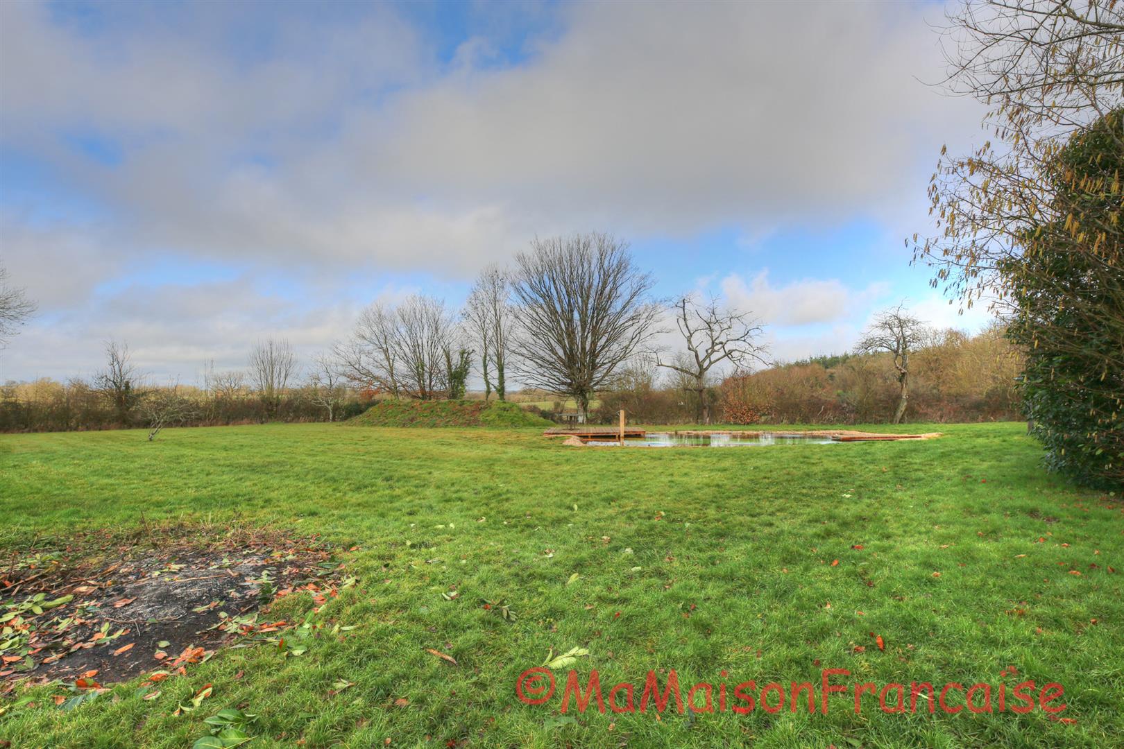 Maison de Maître in large gardens, natural swimming pool & solar panels