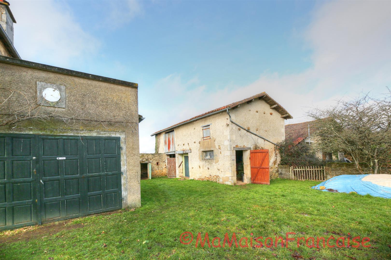 Maison de Maître in large gardens, natural swimming pool & solar panels