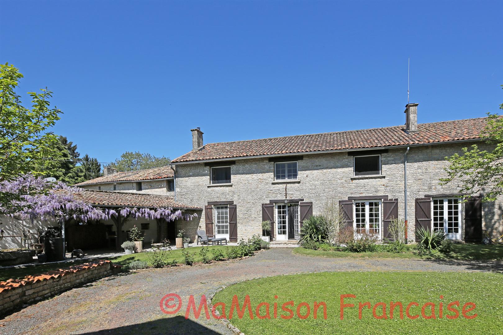 Lovely 4/5 bed stone house with barns and pool in a  village with bar