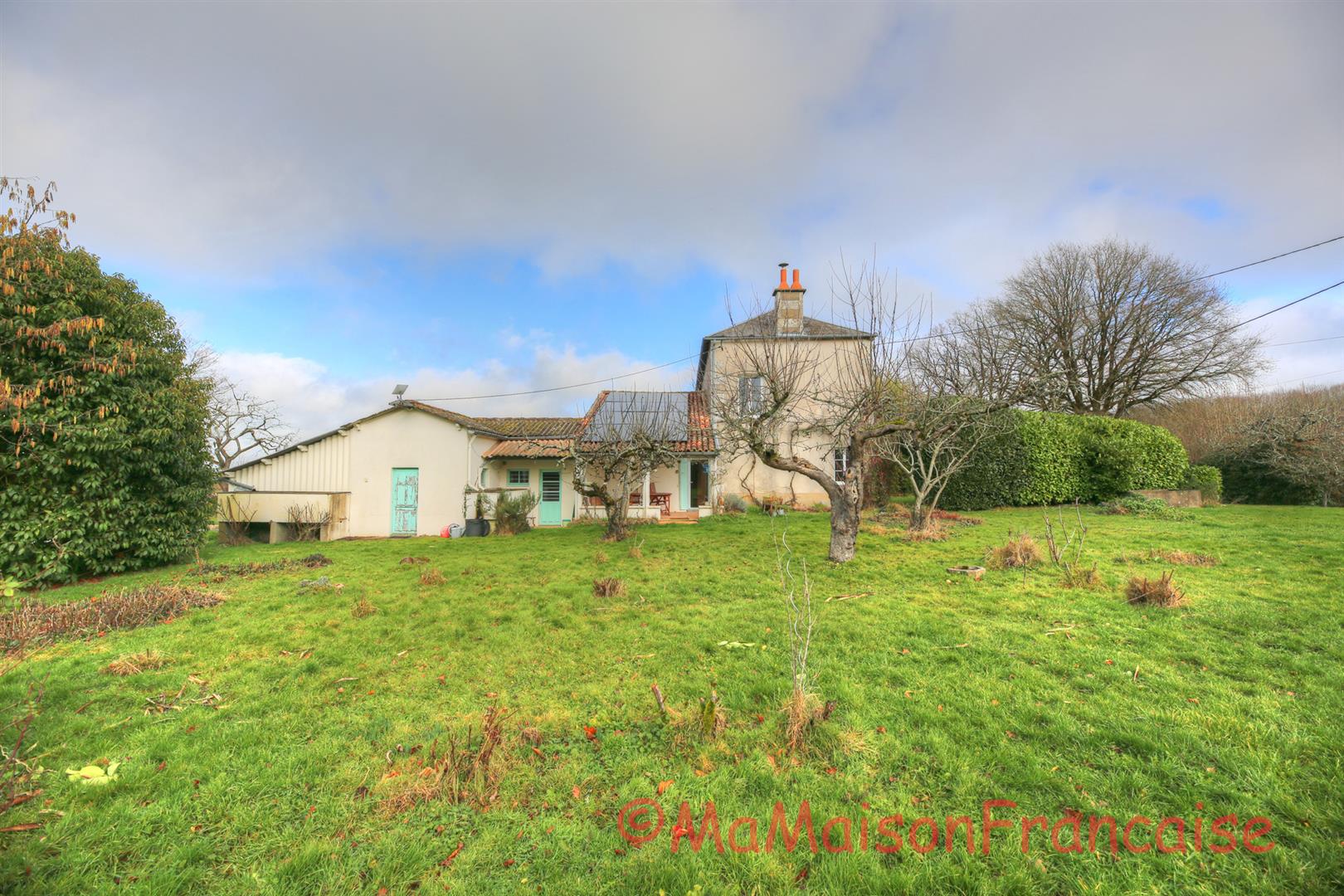 Maison de Maître in large gardens, natural swimming pool & solar panels