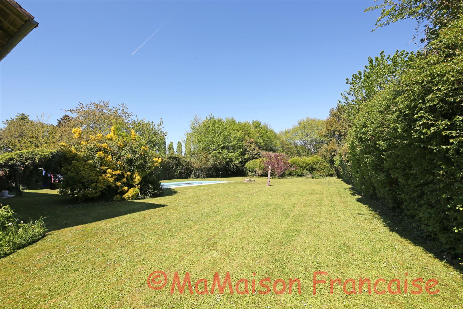 Lovely 4/5 bed stone house with barns and pool in a  village with bar
