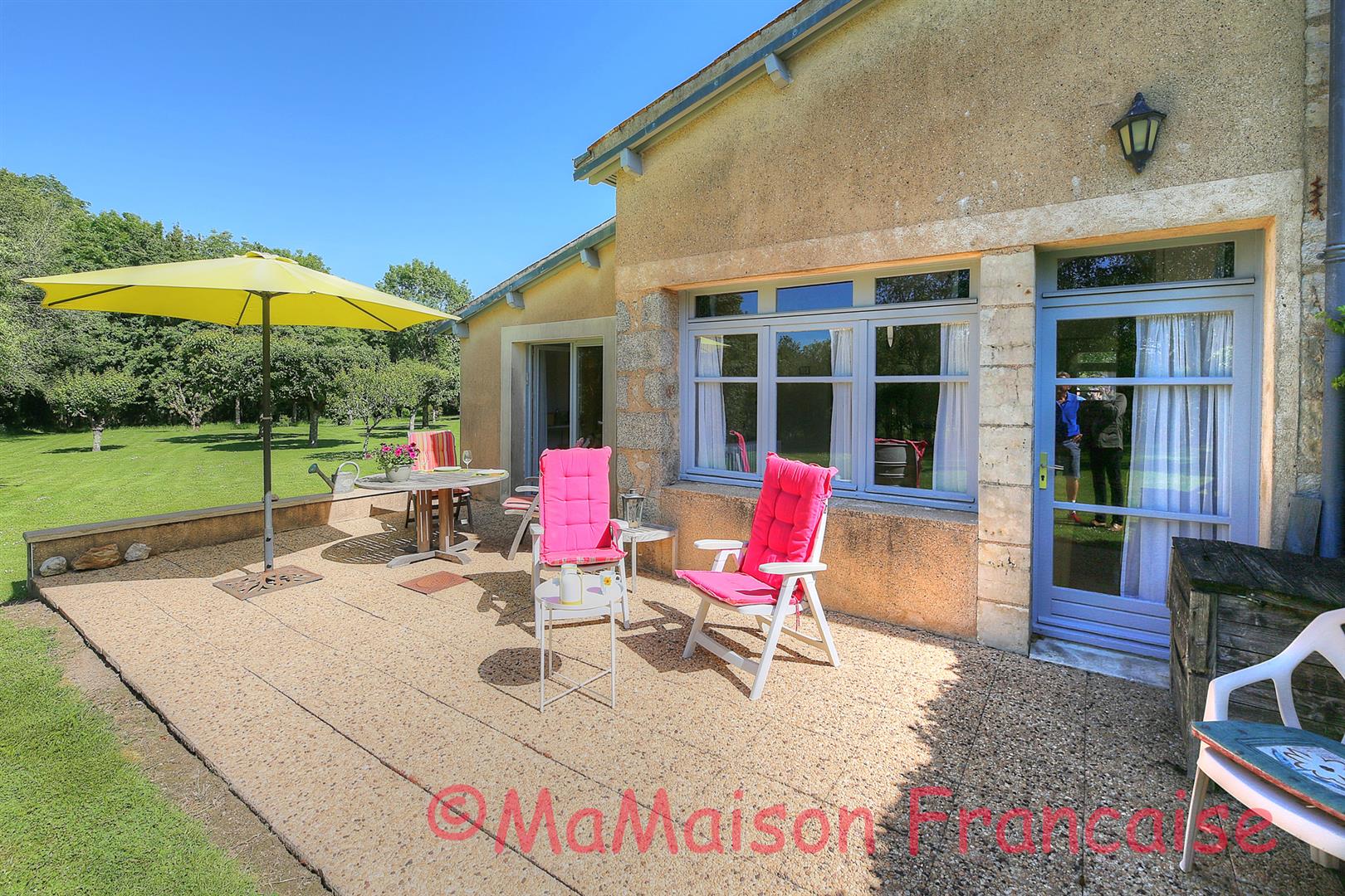 Luxury 1 bedroom apartment in grounds of chateau with pool adjacent to 27 hole golf course