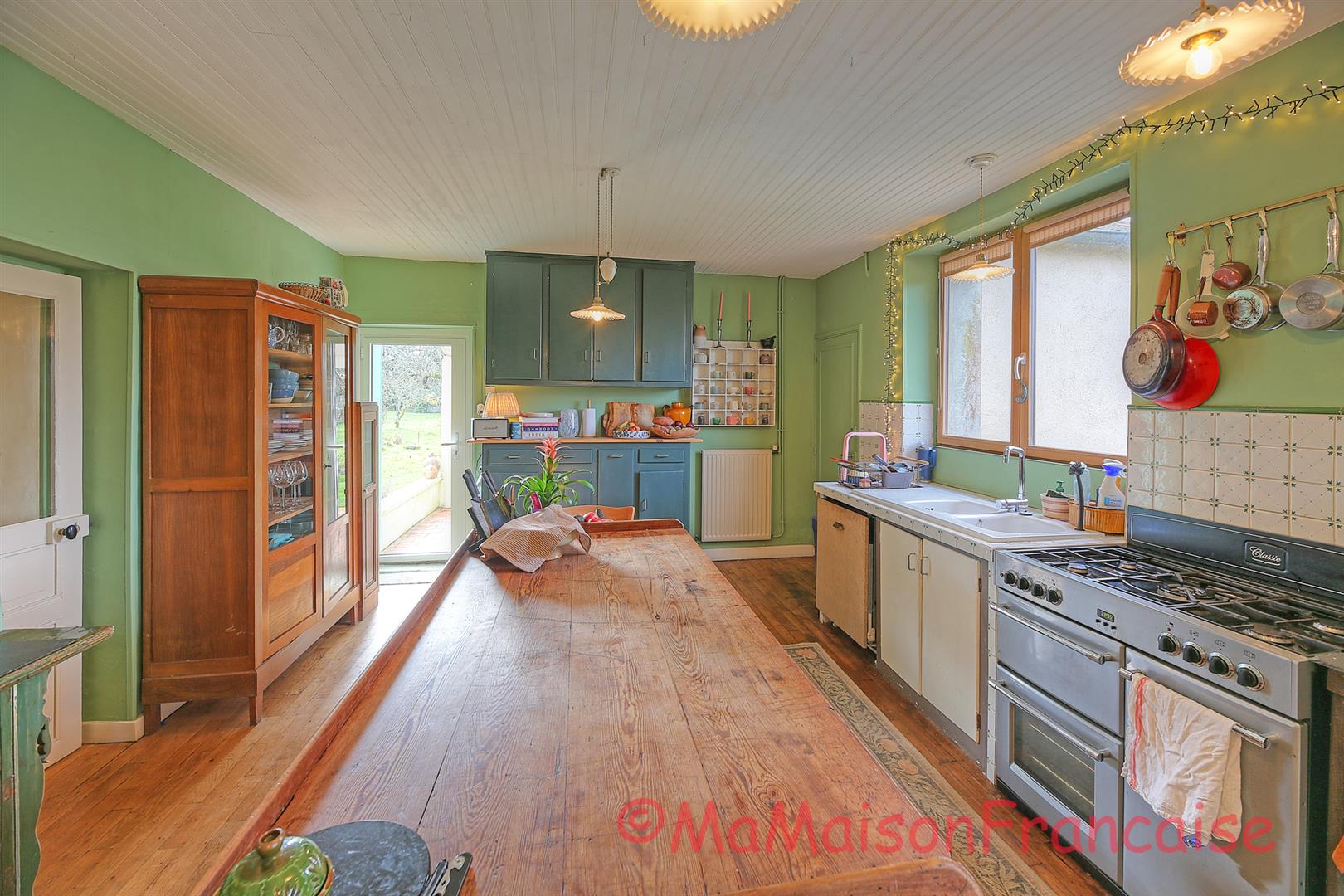 Maison de Maître in large gardens, natural swimming pool & solar panels