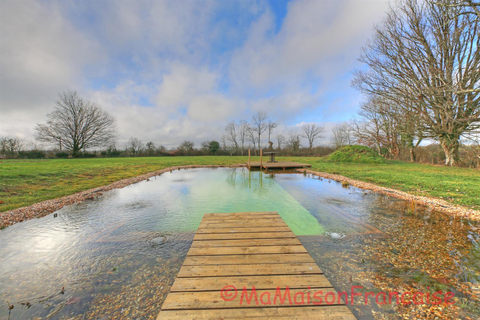 Maison de Maître in large gardens, natural swimming pool & solar panels